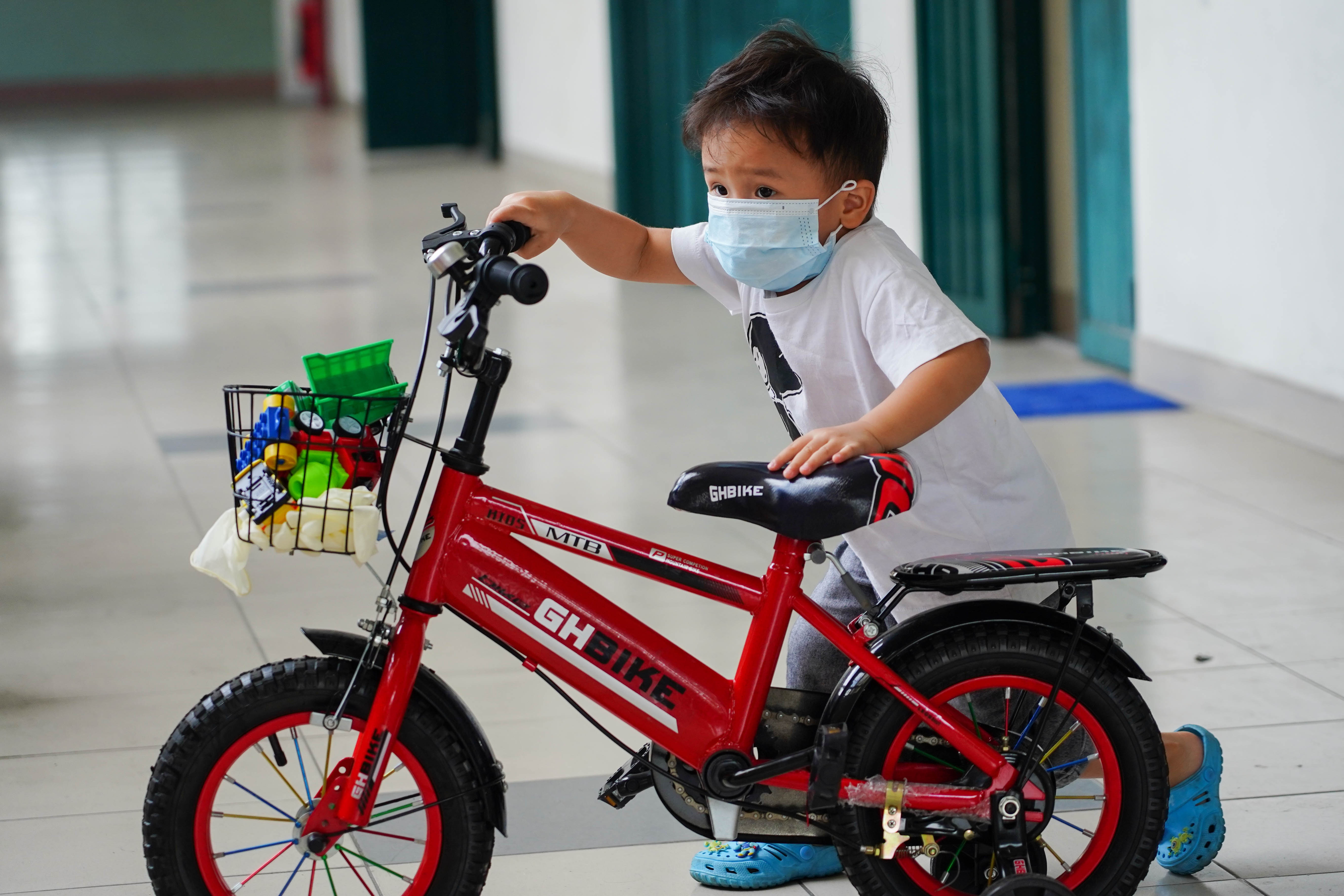 Hai me con sau 14 ngay cach ly duoc tro ve voi gia dinh anh 6