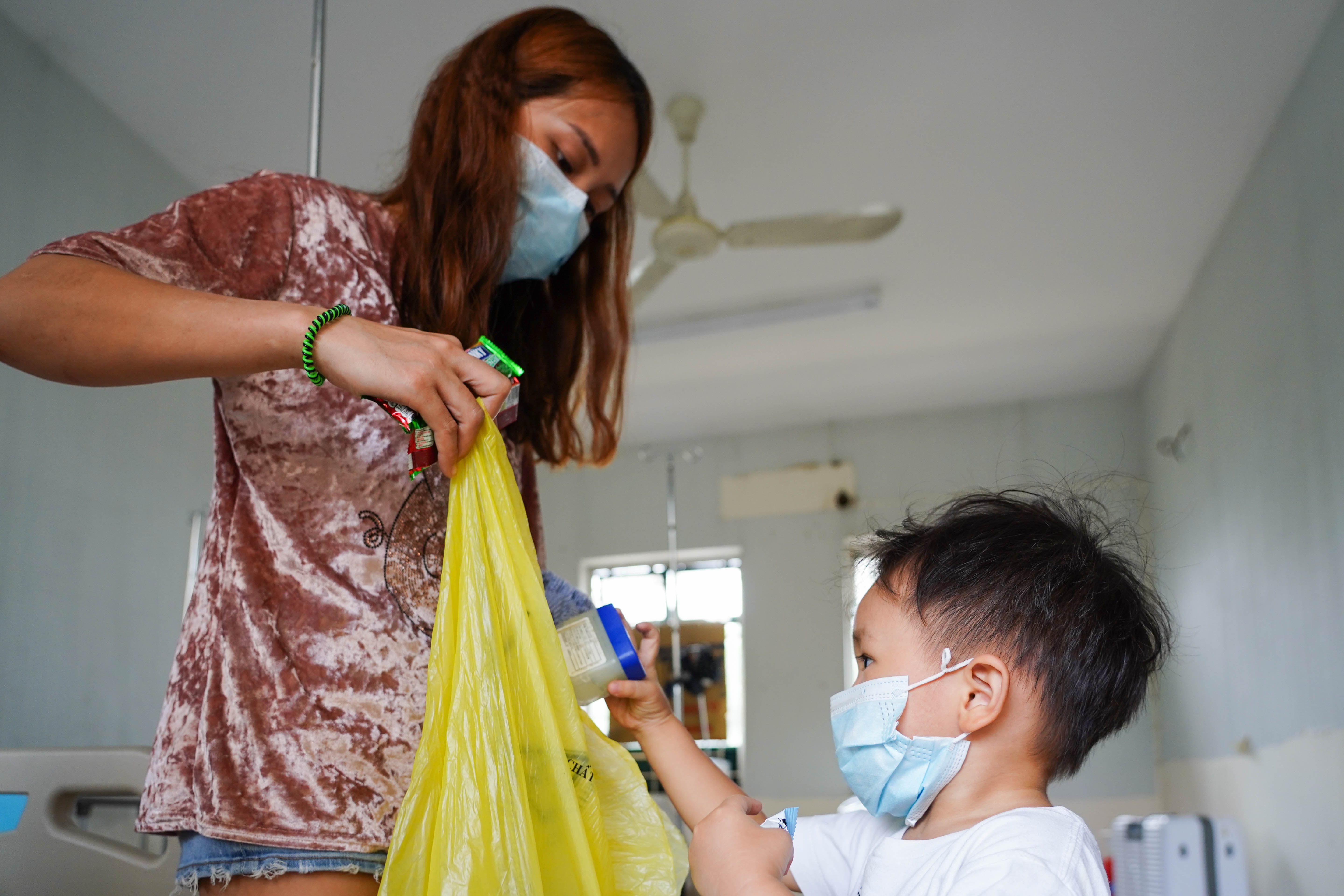 Hai me con sau 14 ngay cach ly duoc tro ve voi gia dinh anh 5