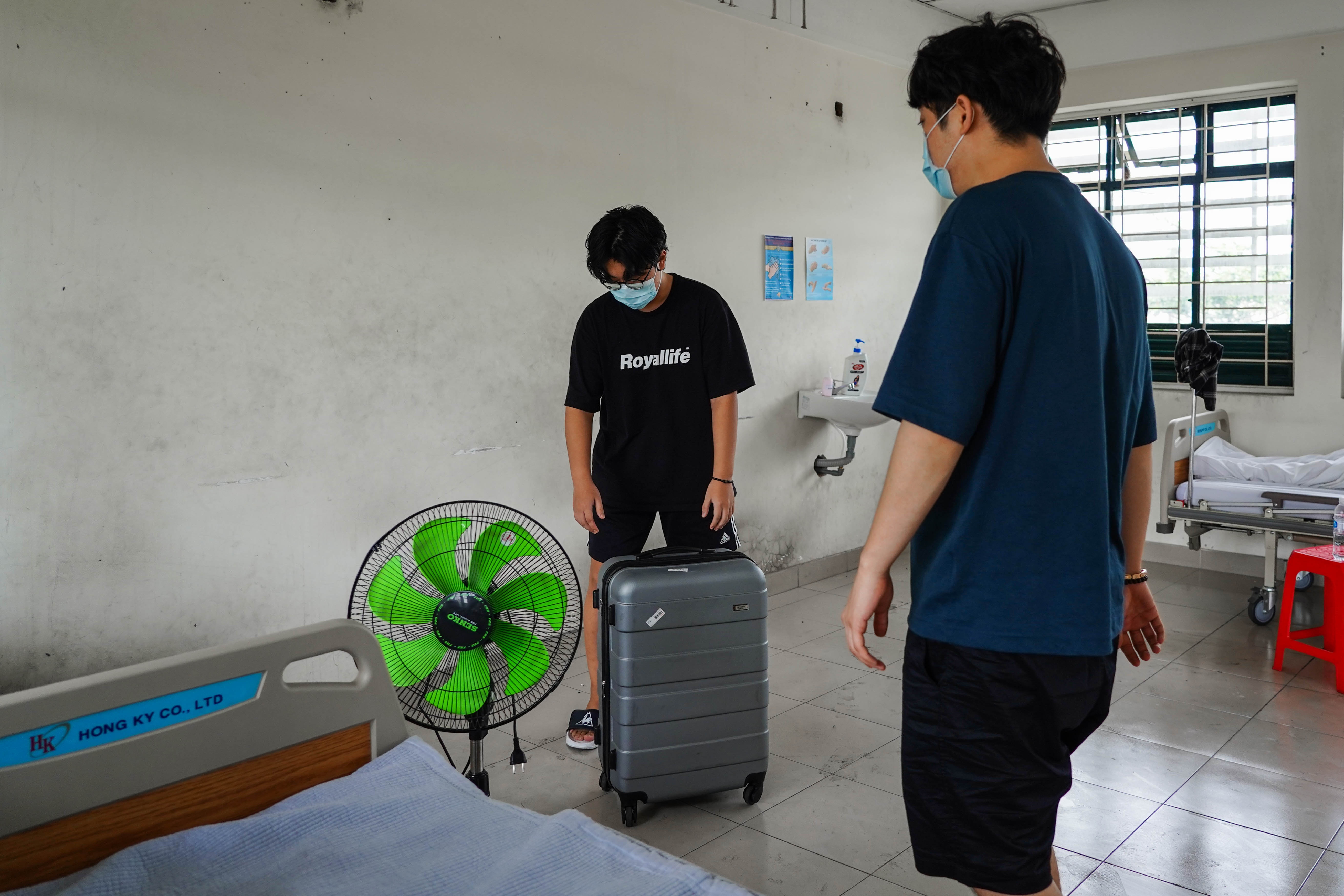 Hai me con sau 14 ngay cach ly duoc tro ve voi gia dinh anh 8