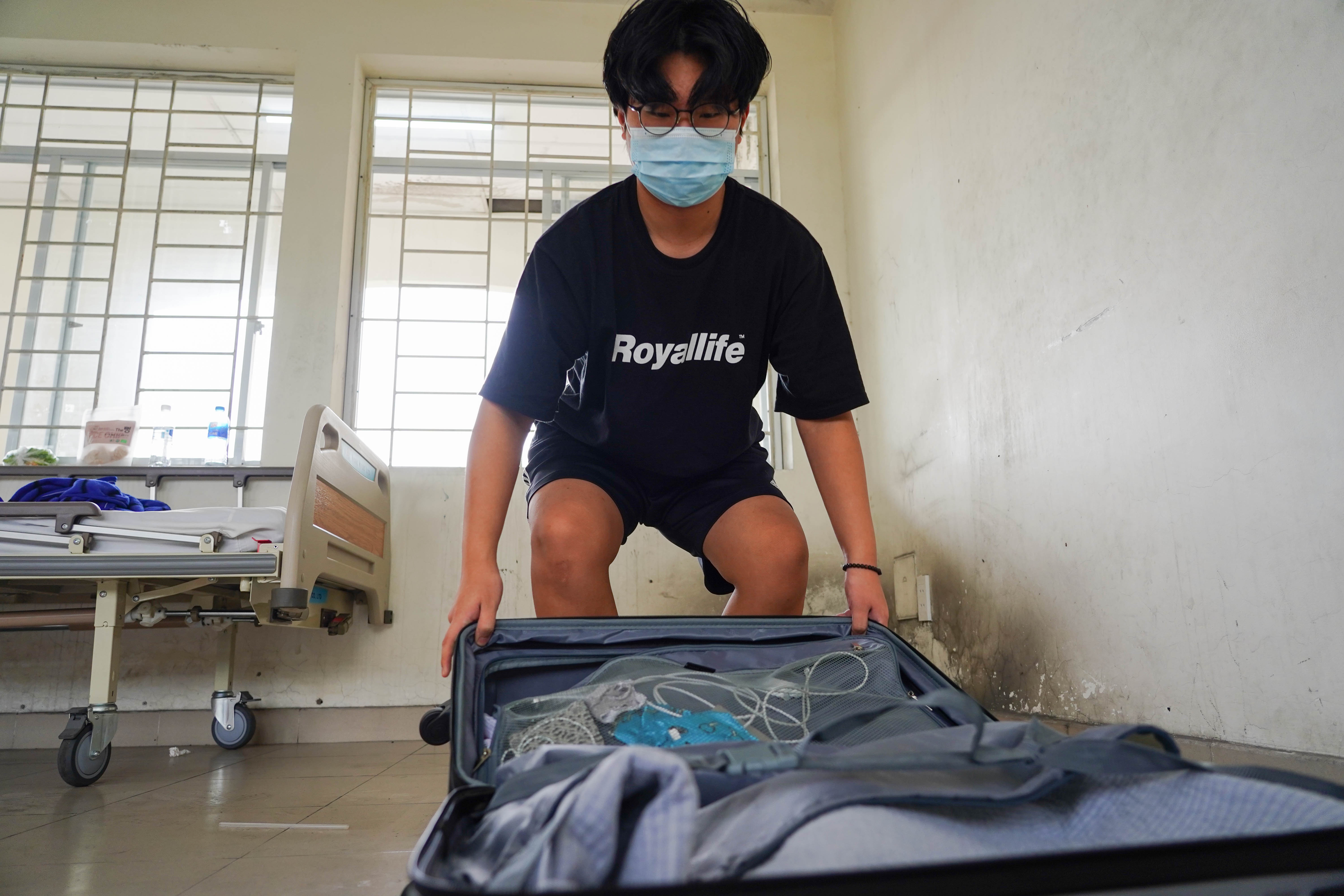 Hai me con sau 14 ngay cach ly duoc tro ve voi gia dinh anh 9