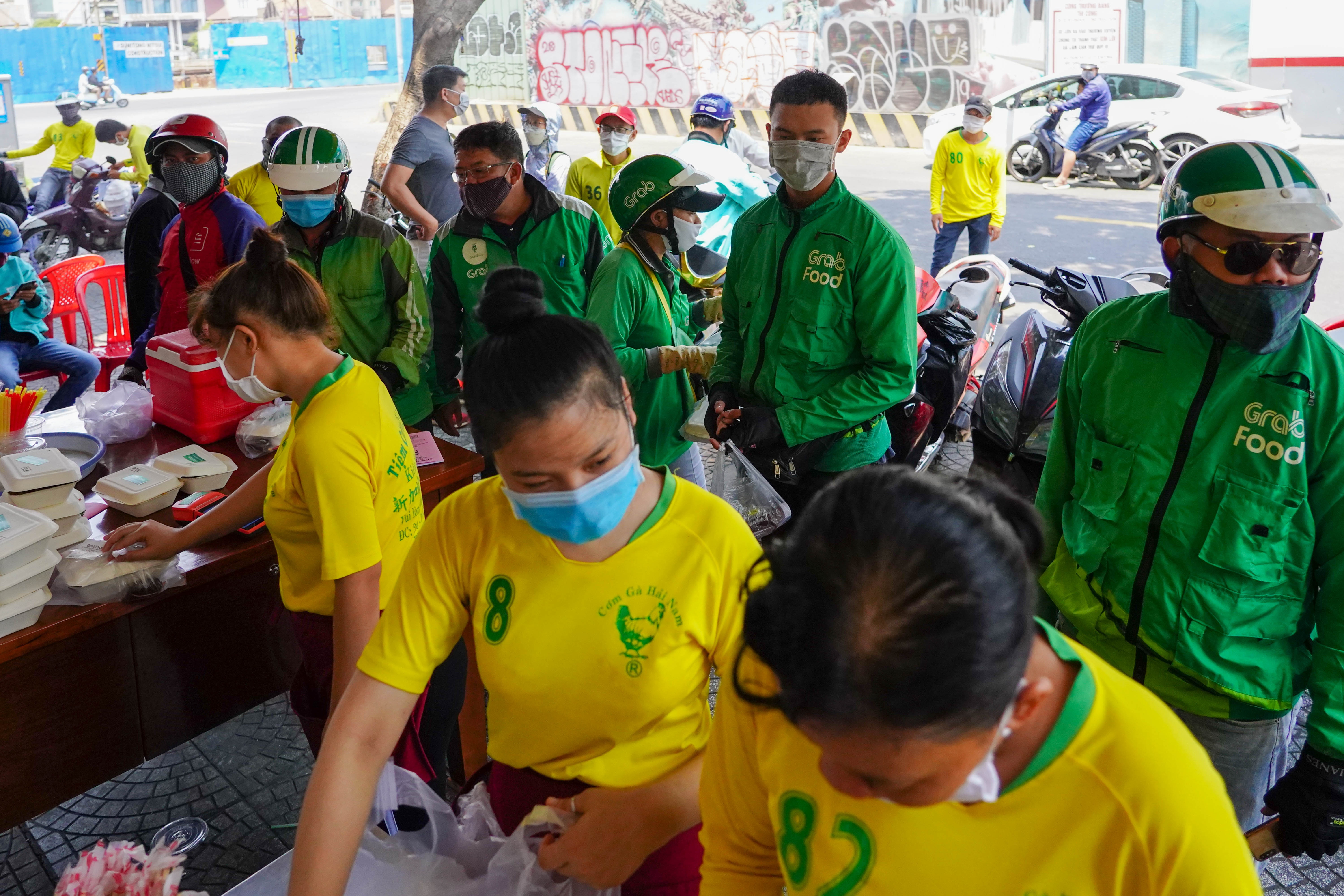 Tai xe cong nghe xep hang dai,  quan an tu choi nhan khach an tai cho anh 6