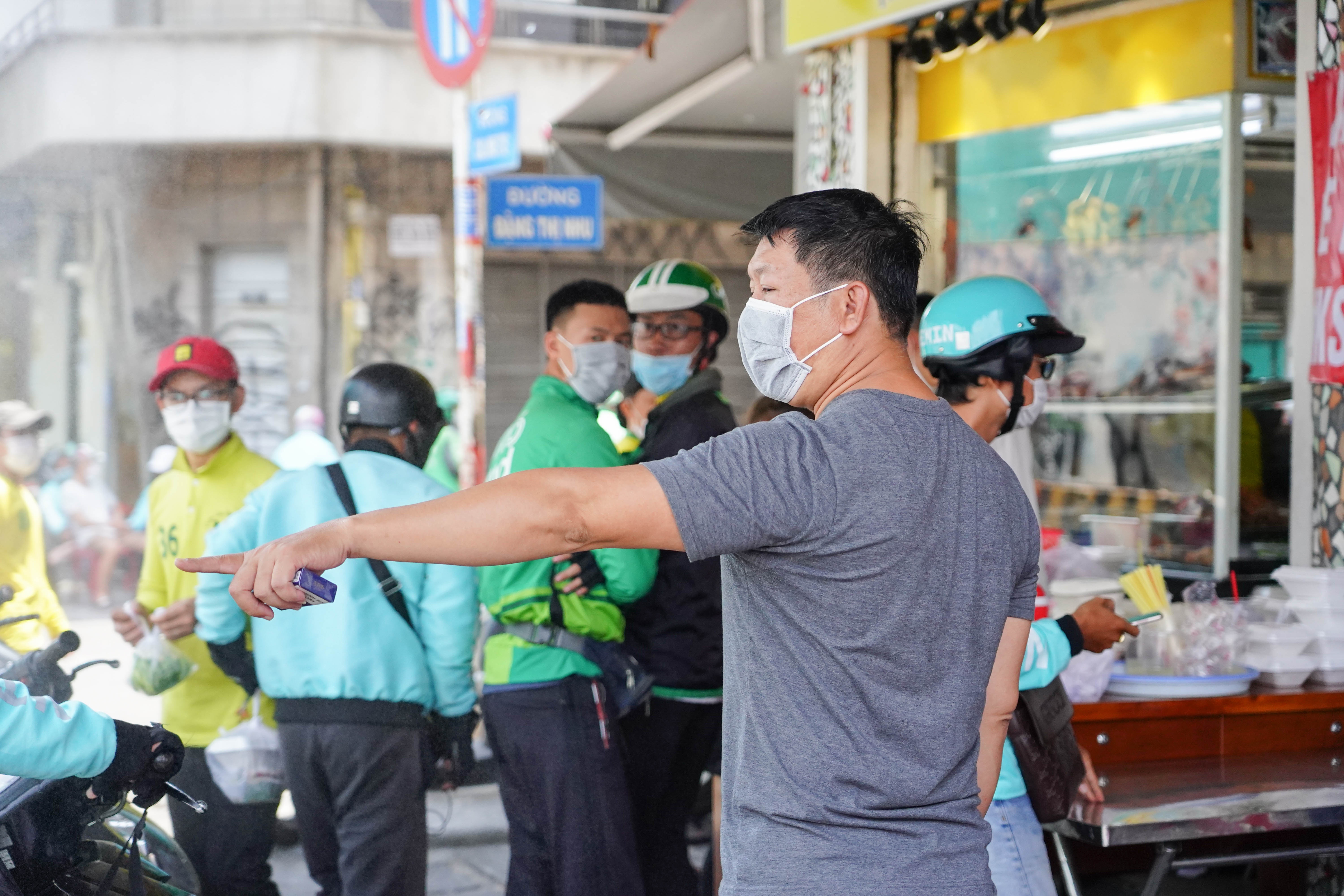 Tai xe cong nghe xep hang dai,  quan an tu choi nhan khach an tai cho anh 11