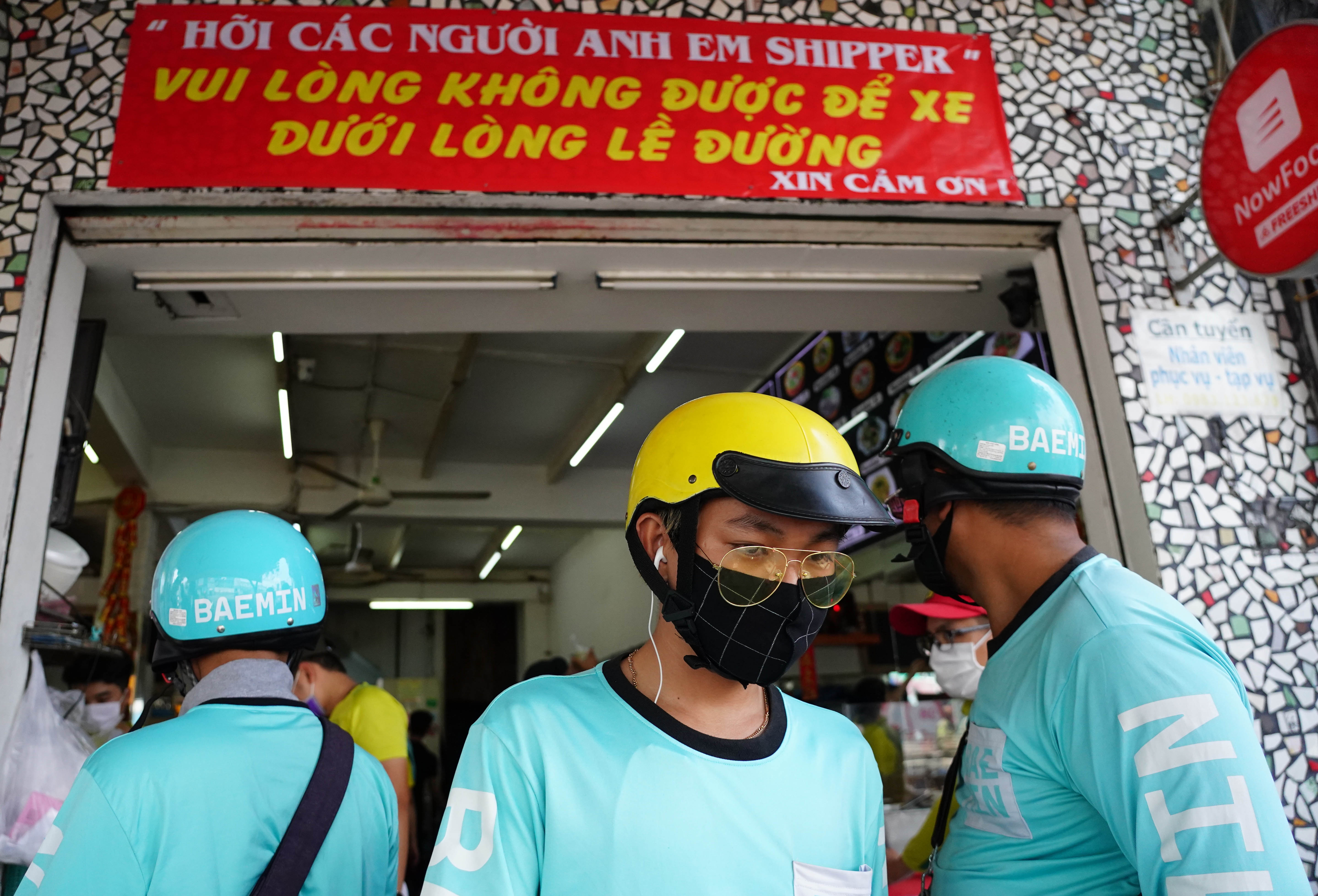 Tai xe cong nghe xep hang dai,  quan an tu choi nhan khach an tai cho anh 7