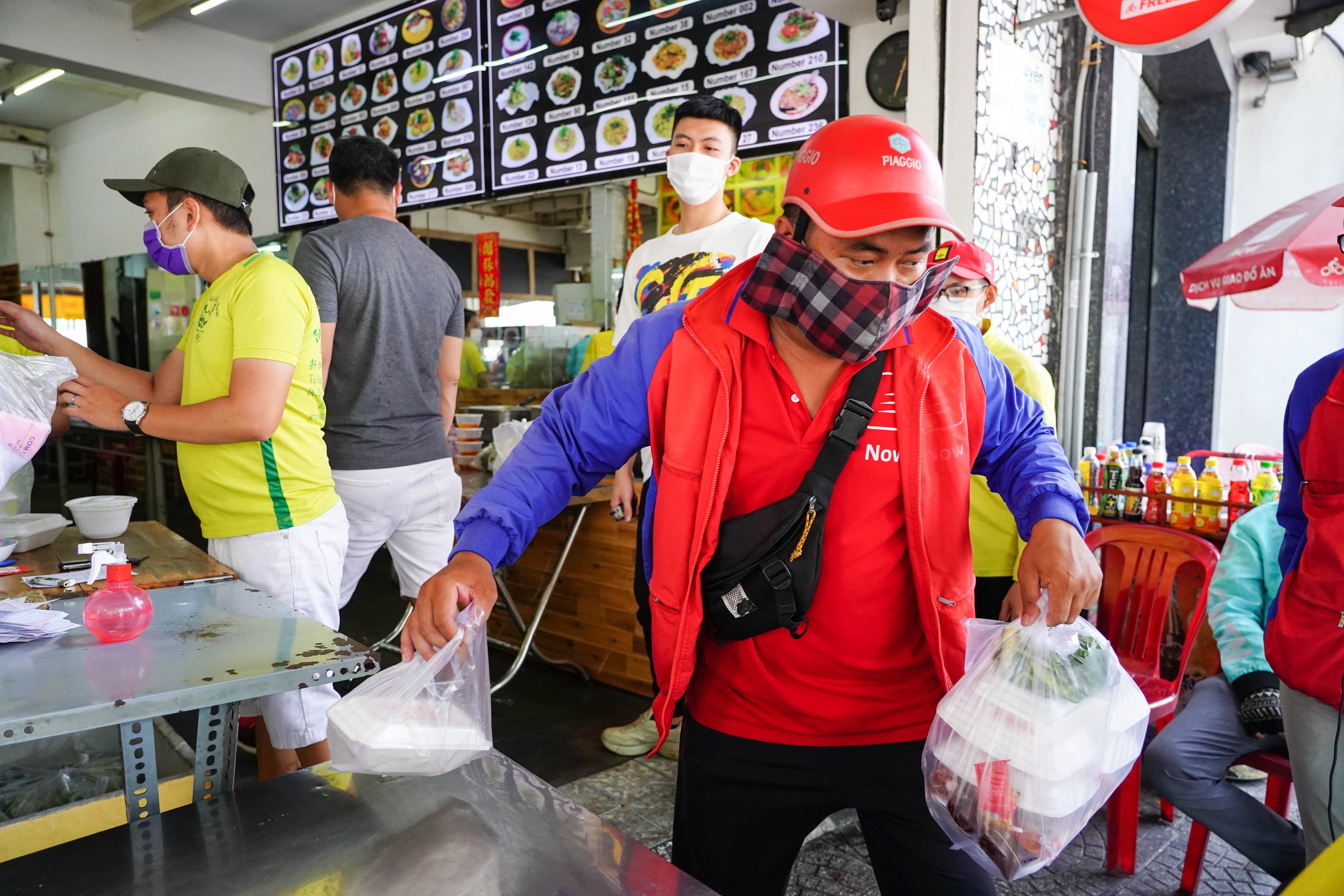 Tai xe cong nghe xep hang dai,  quan an tu choi nhan khach an tai cho anh 9