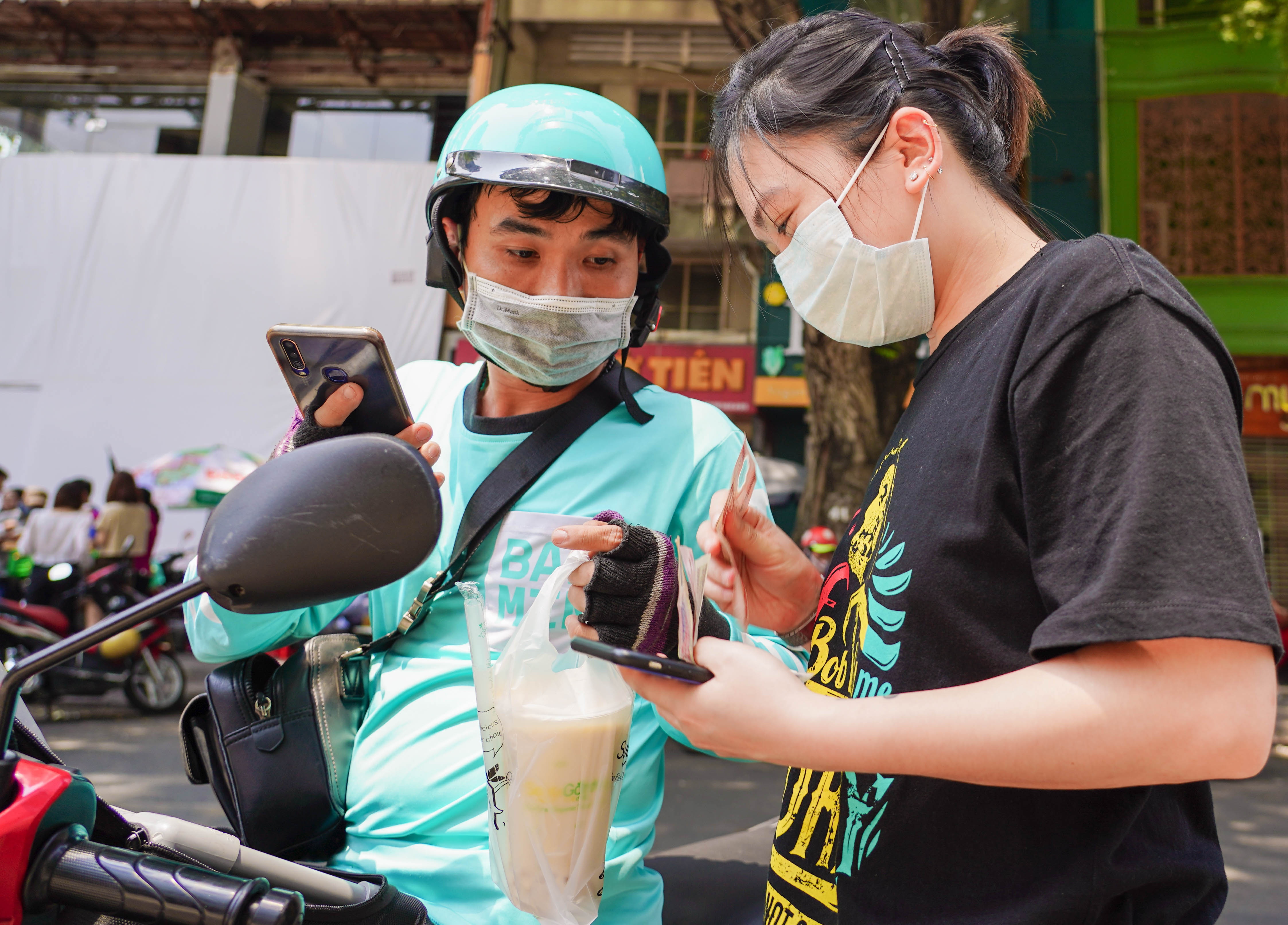 Tai xe cong nghe xep hang dai,  quan an tu choi nhan khach an tai cho anh 12