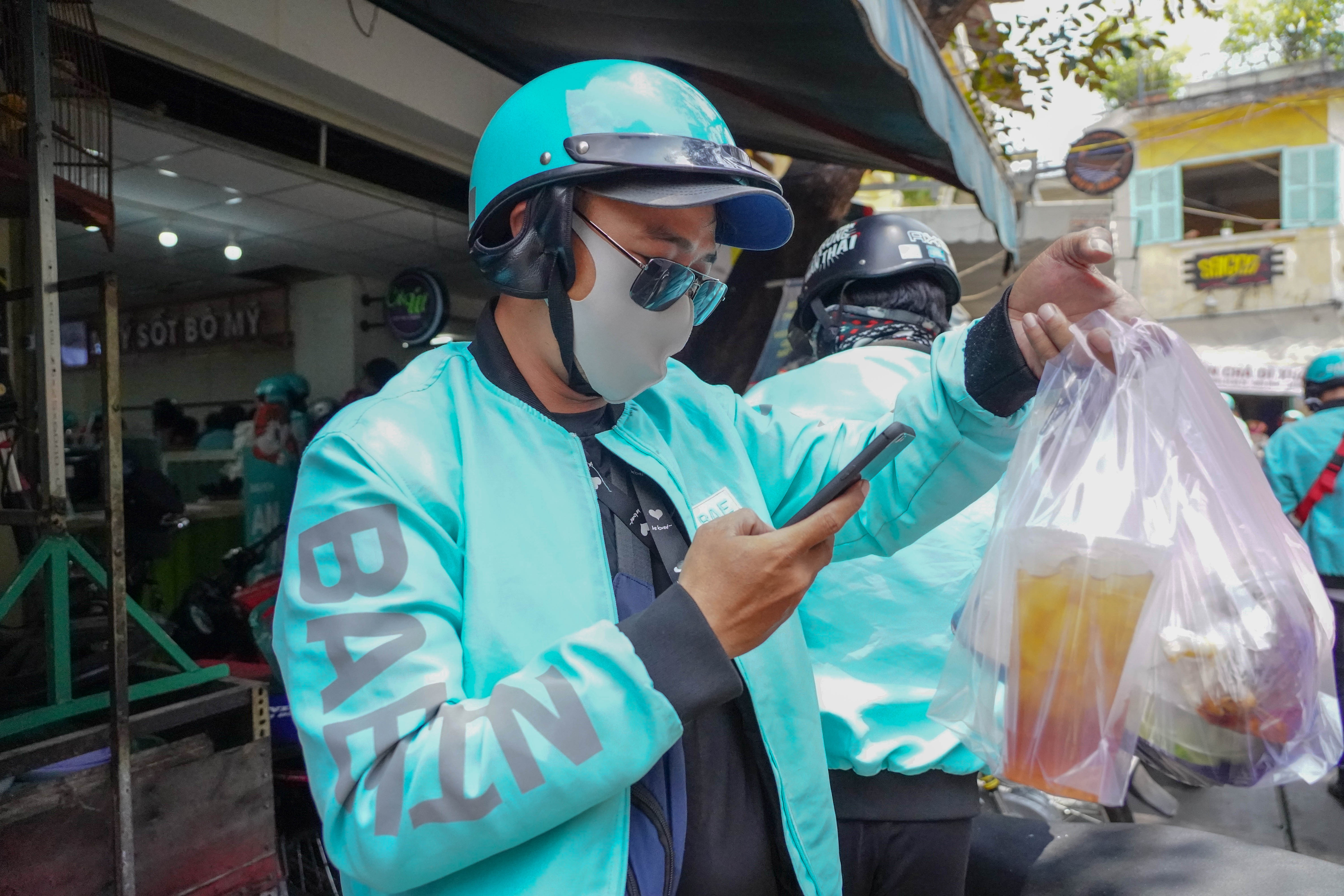 Tai xe cong nghe xep hang dai,  quan an tu choi nhan khach an tai cho anh 4