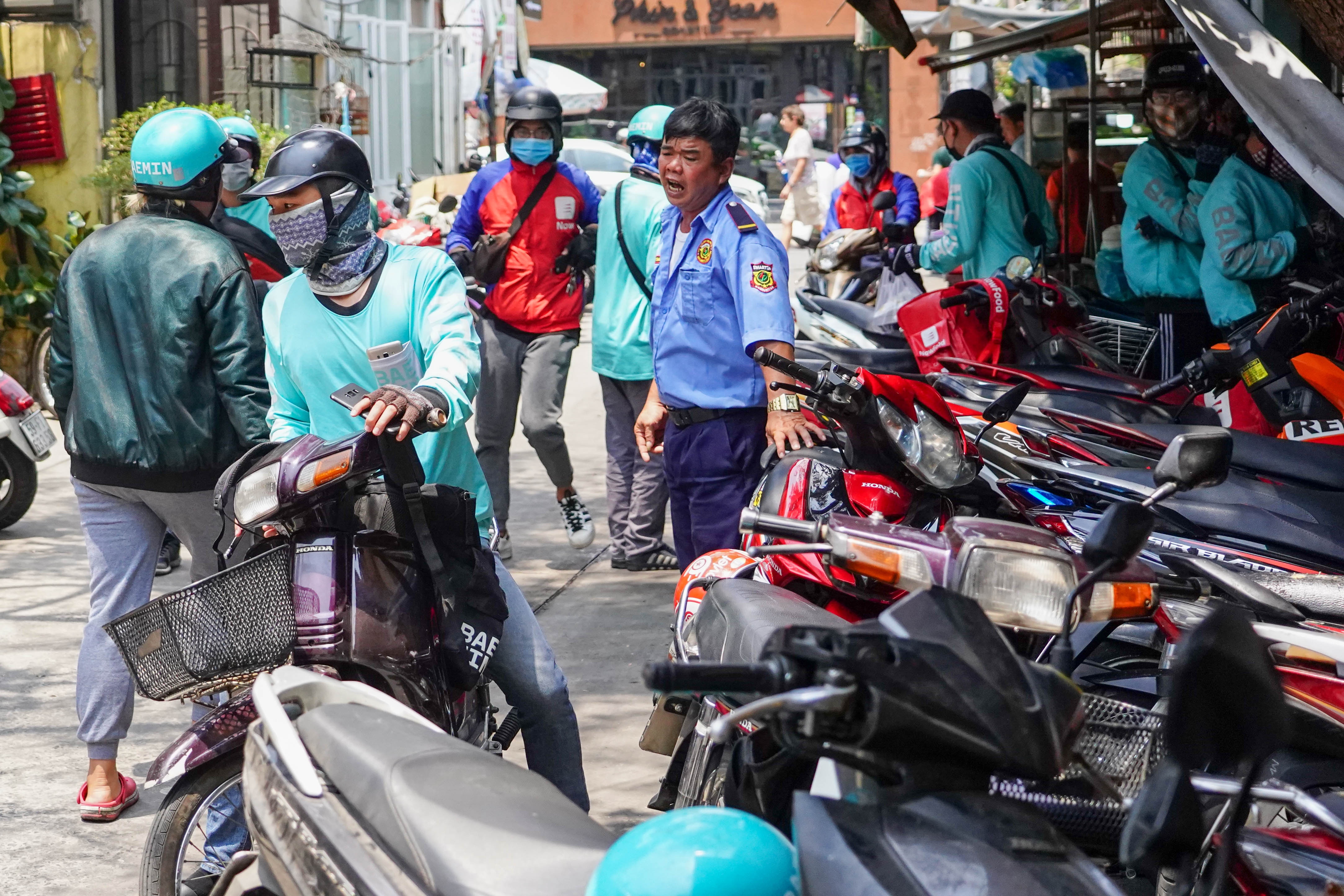 Tai xe cong nghe xep hang dai,  quan an tu choi nhan khach an tai cho anh 2