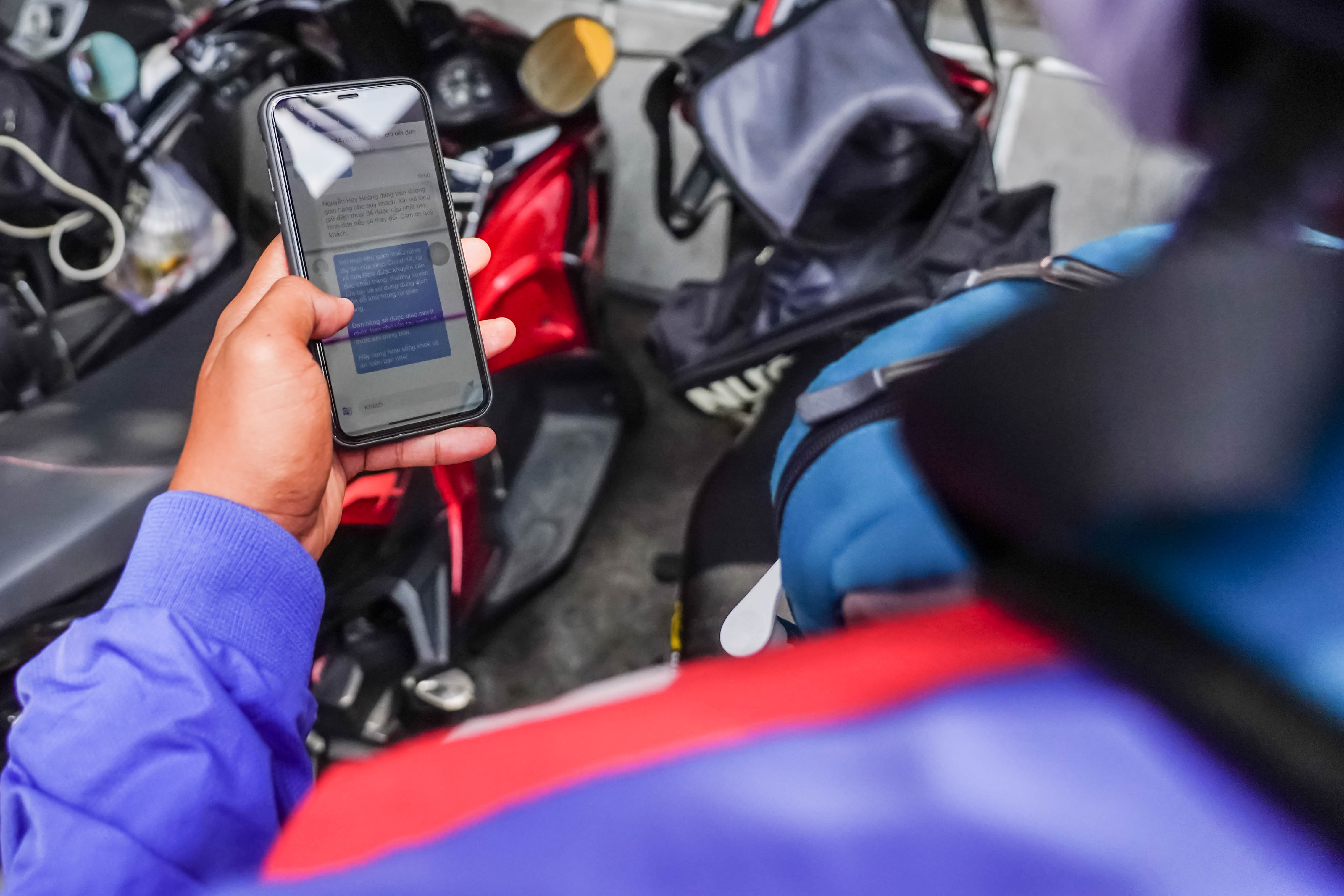 Tai xe cong nghe xep hang dai,  quan an tu choi nhan khach an tai cho anh 3