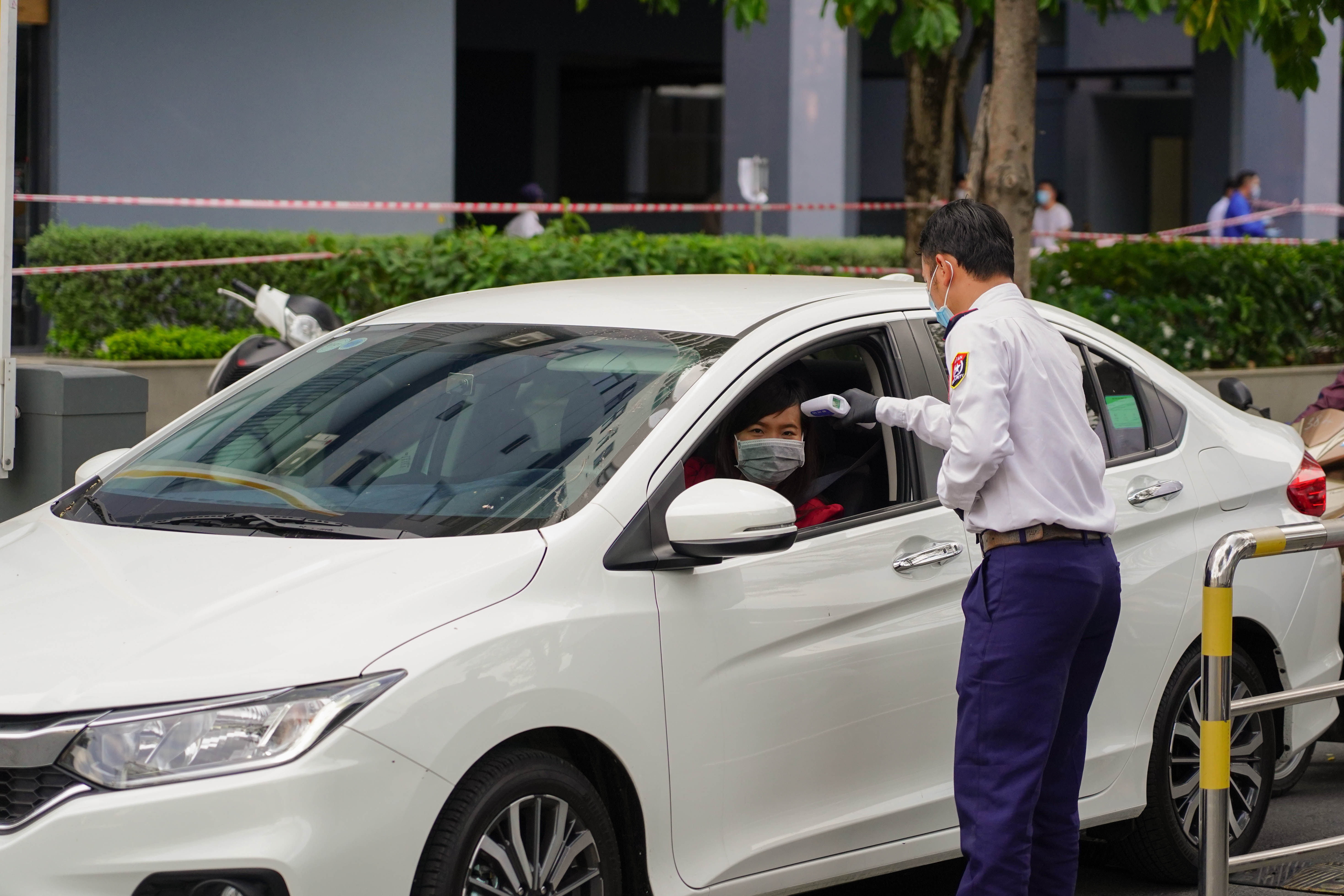 Phong toa 2 chung cu co ca nhiem Covid-19 anh 6