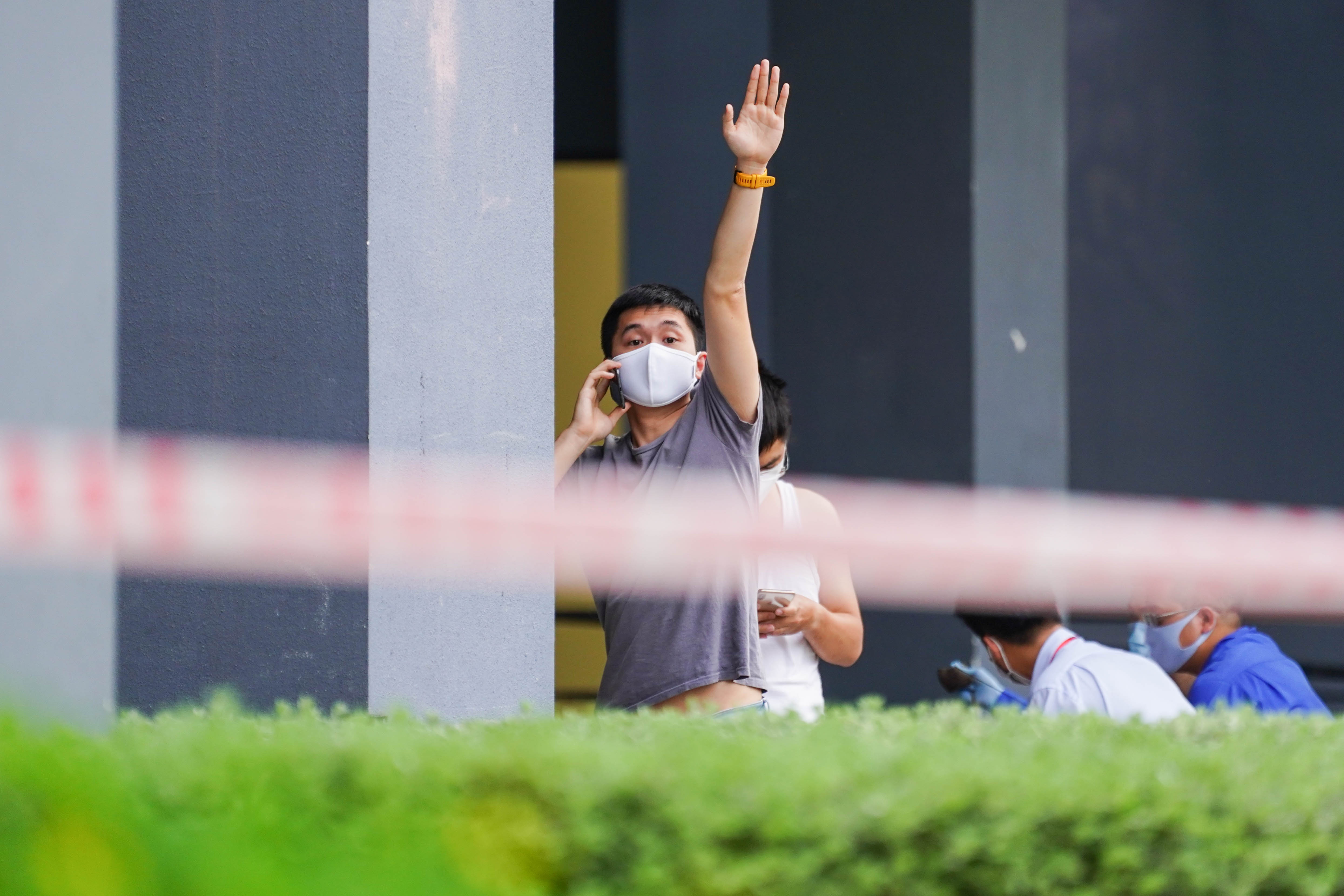 Phong toa 2 chung cu co ca nhiem Covid-19 anh 7