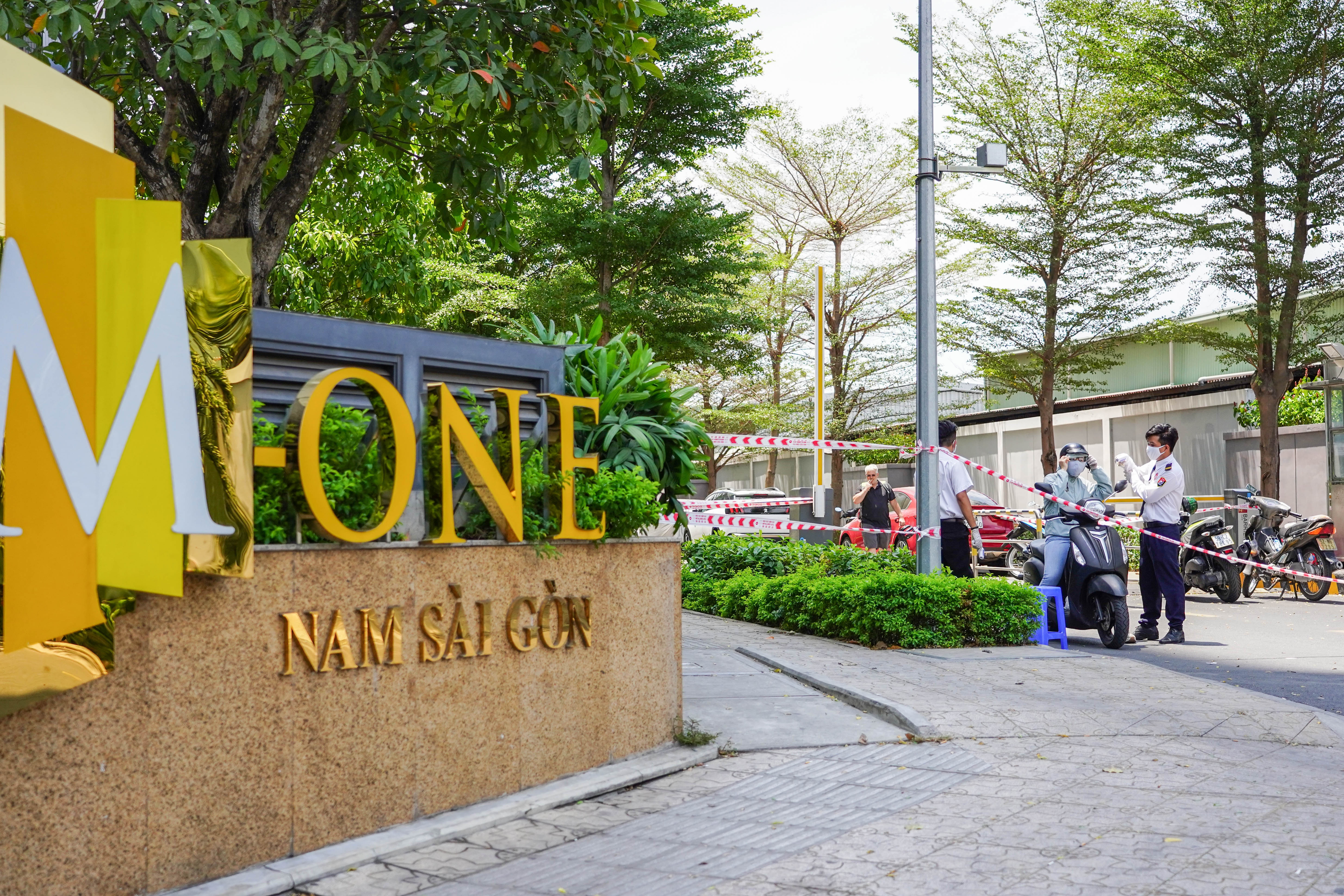 Phong toa 2 chung cu co ca nhiem Covid-19 anh 1