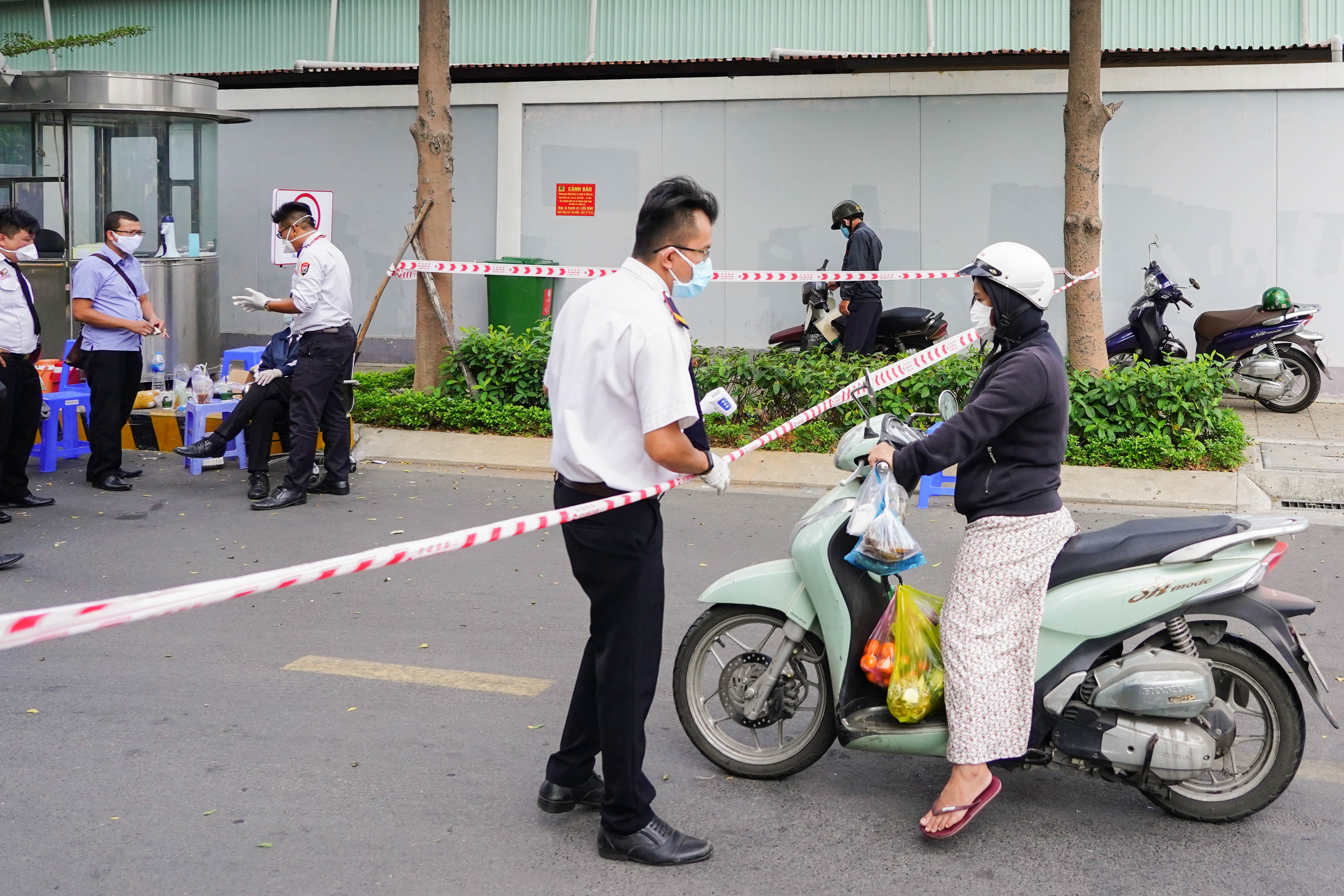 Phong toa 2 chung cu co ca nhiem Covid-19 anh 2