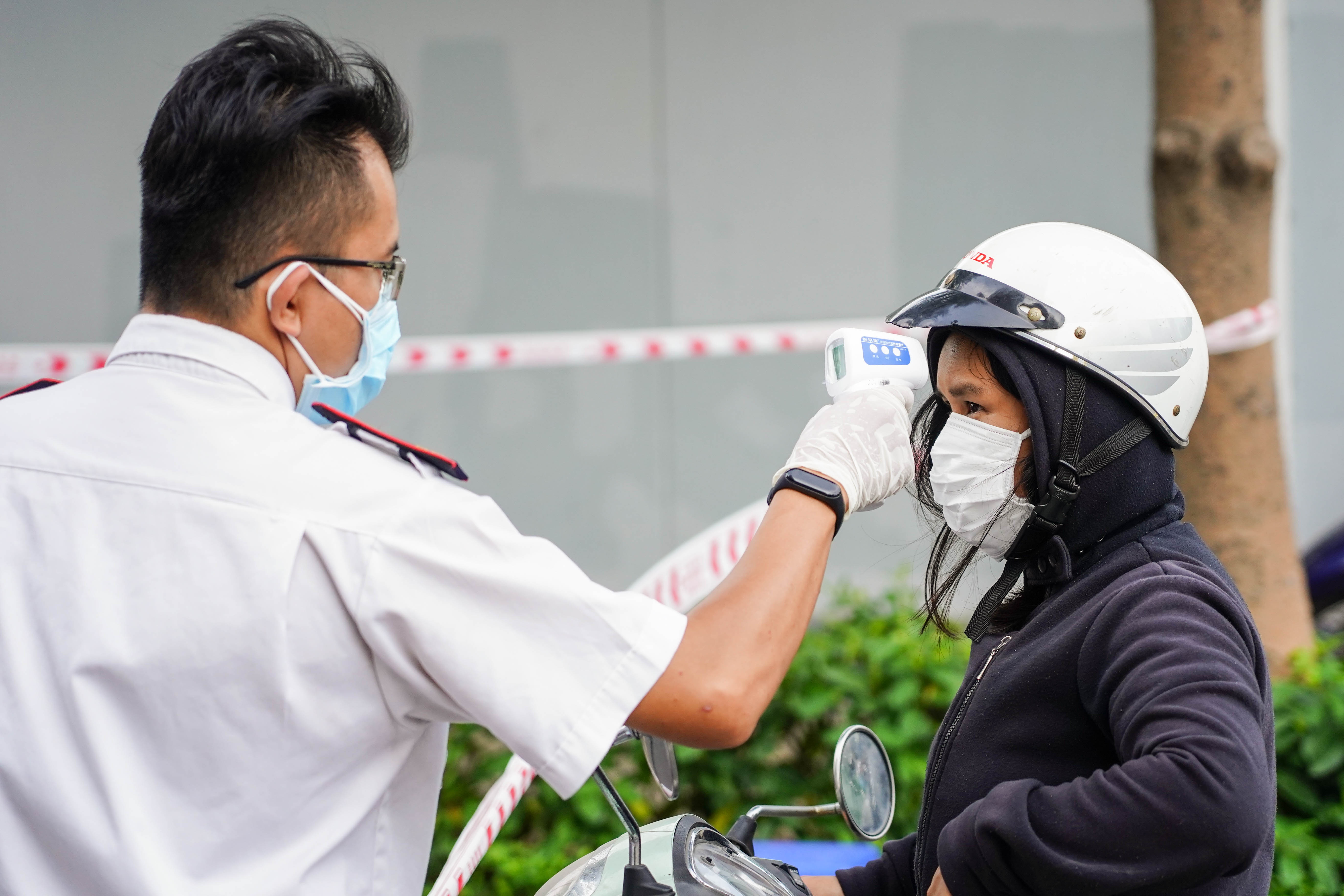 Phong toa 2 chung cu co ca nhiem Covid-19 anh 4