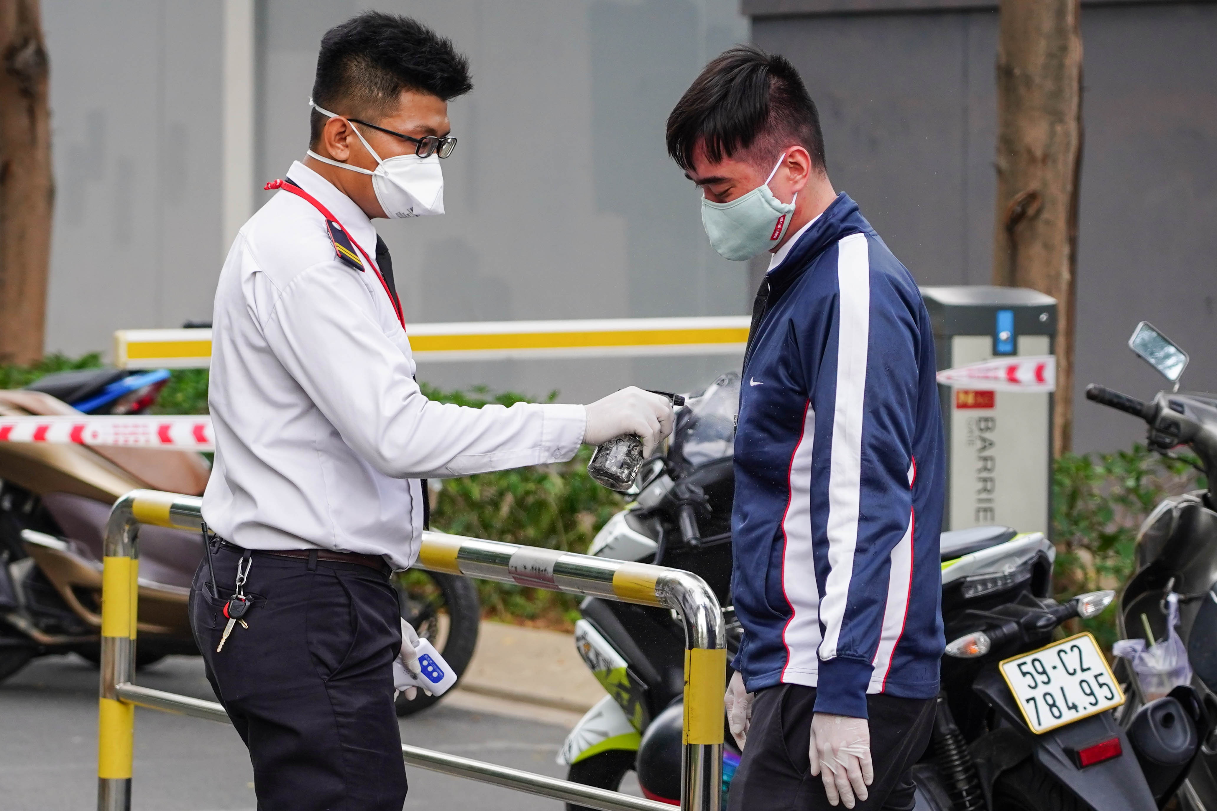 Phong toa 2 chung cu co ca nhiem Covid-19 anh 8