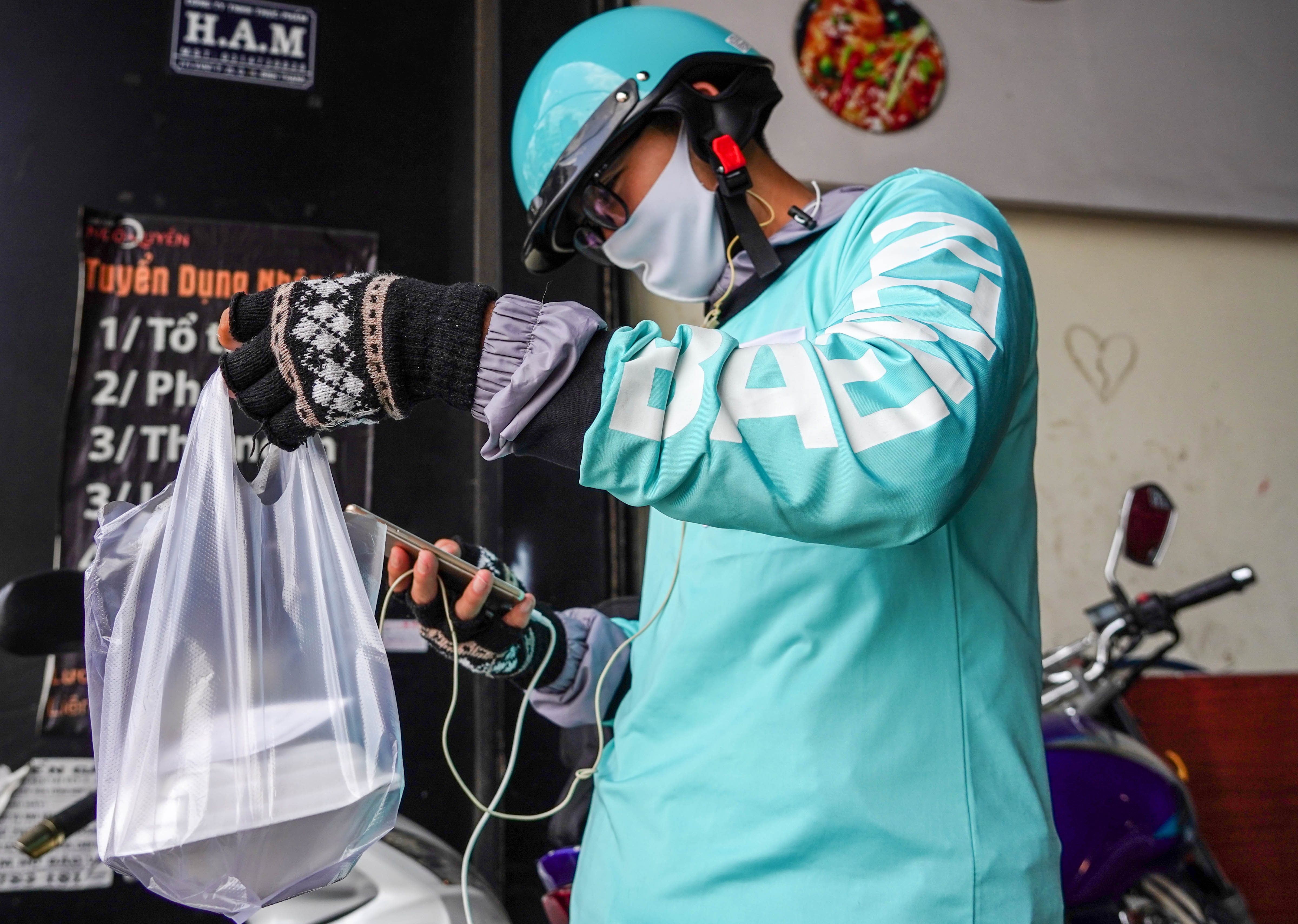 Ngung ban tai cho,  quan ho tro giao thuc an mien phi anh 5