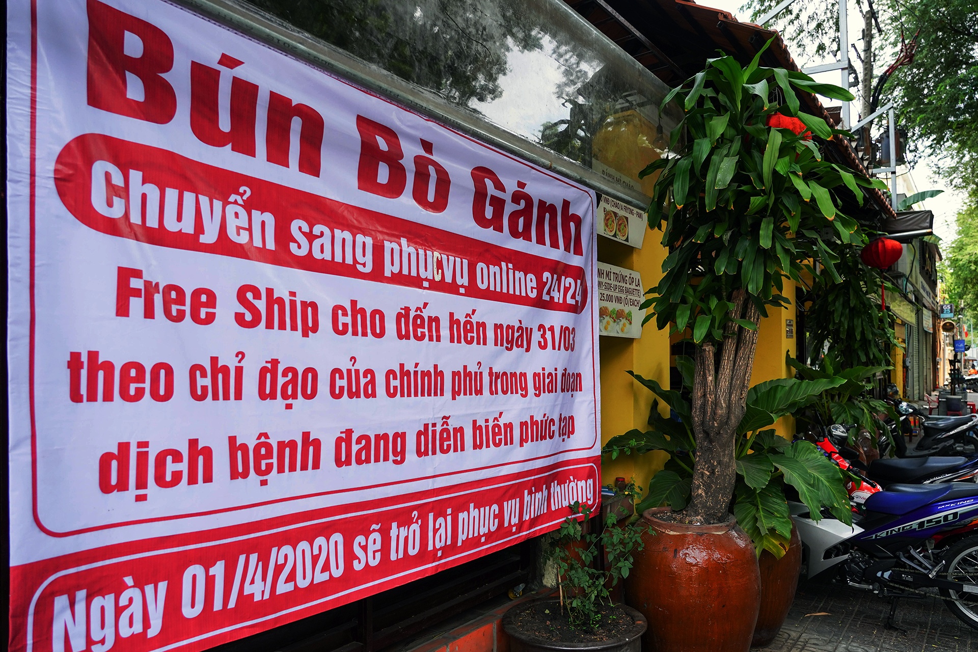 Ngung ban tai cho,  quan ho tro giao thuc an mien phi anh 2