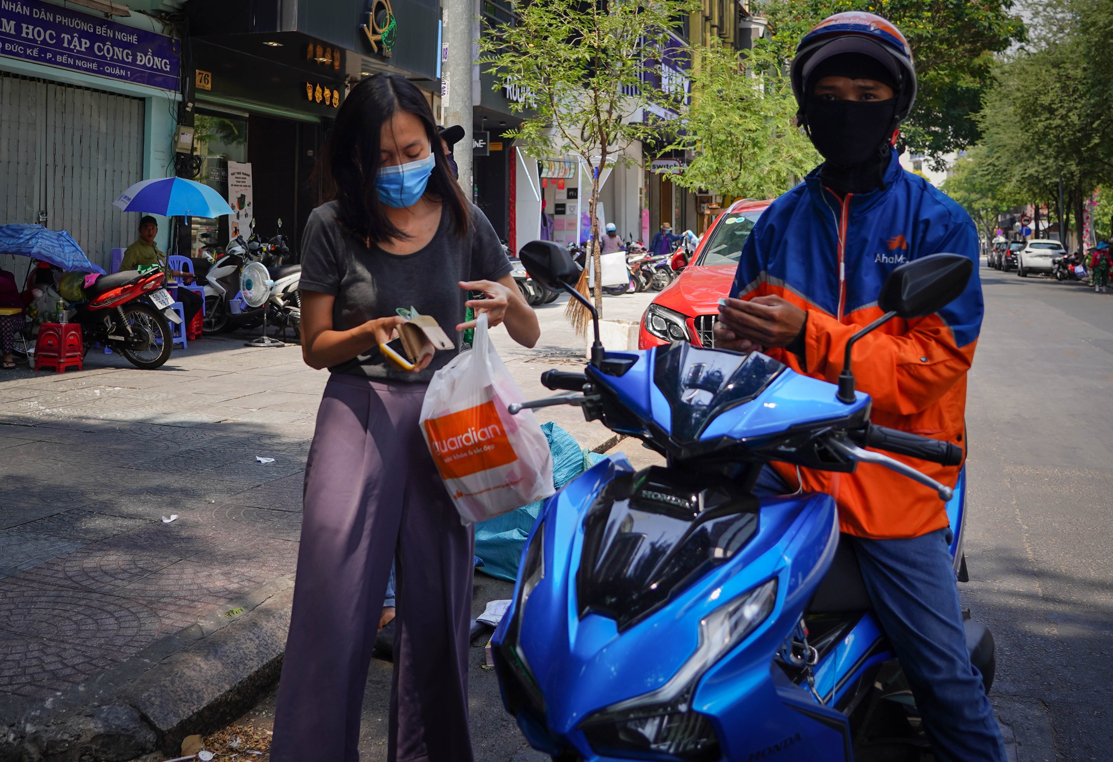 Ngung ban tai cho,  quan ho tro giao thuc an mien phi anh 6