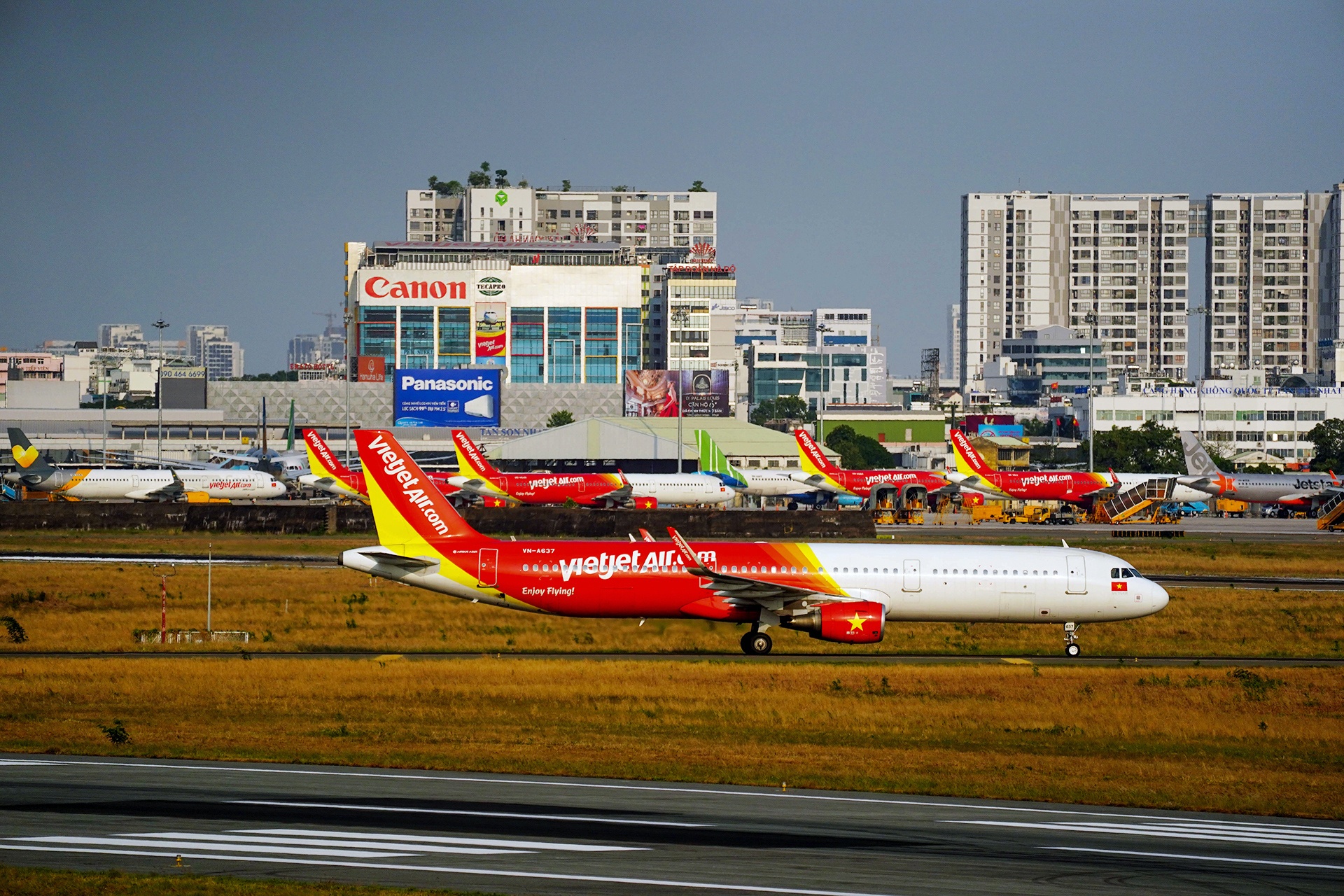 Phi co ngung bay chen chuc o Tan Son Nhat hinh anh