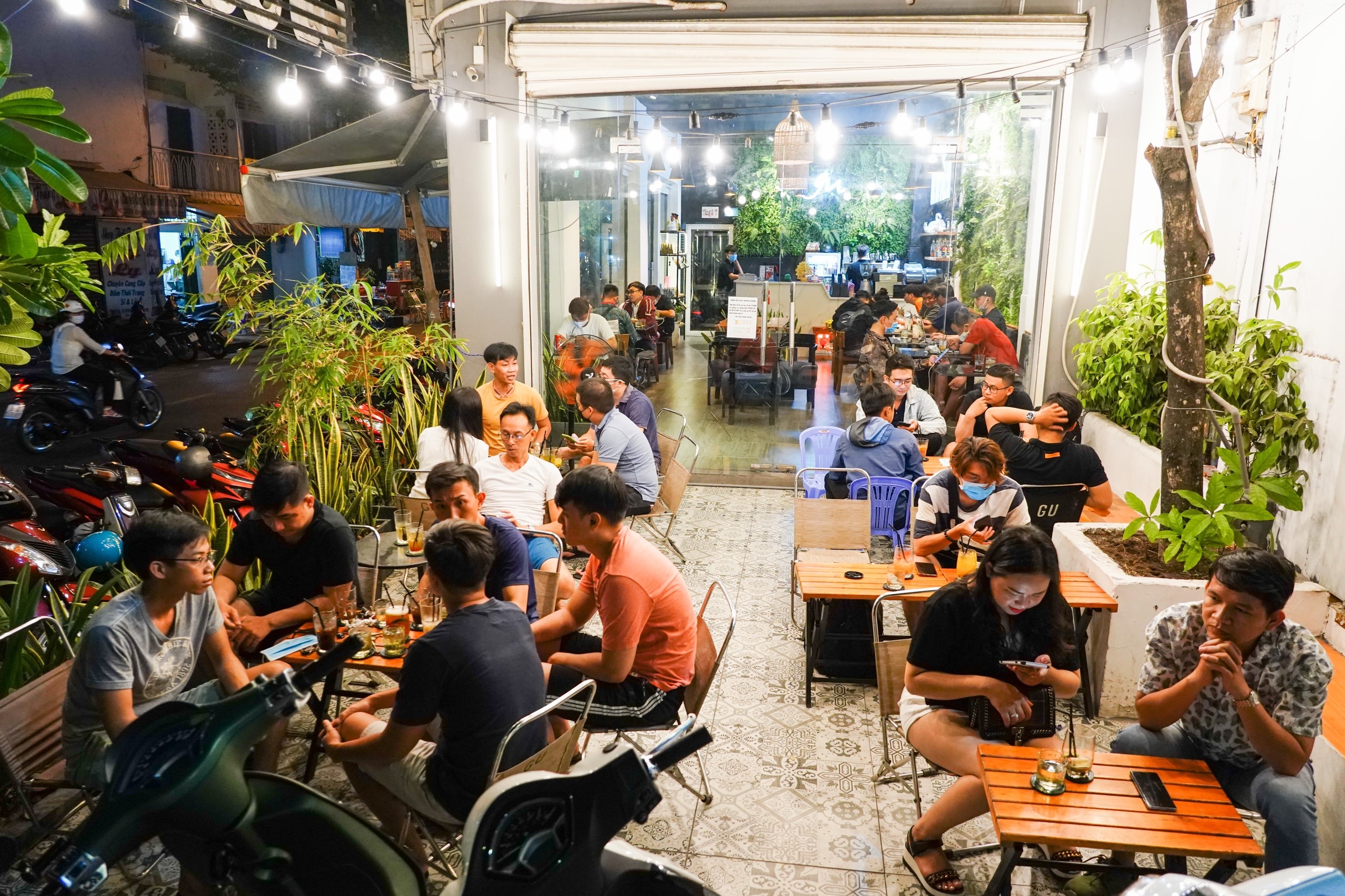 Bat chap lenh cam,  nhieu quan nhau o TP.HCM van dong khach anh 7