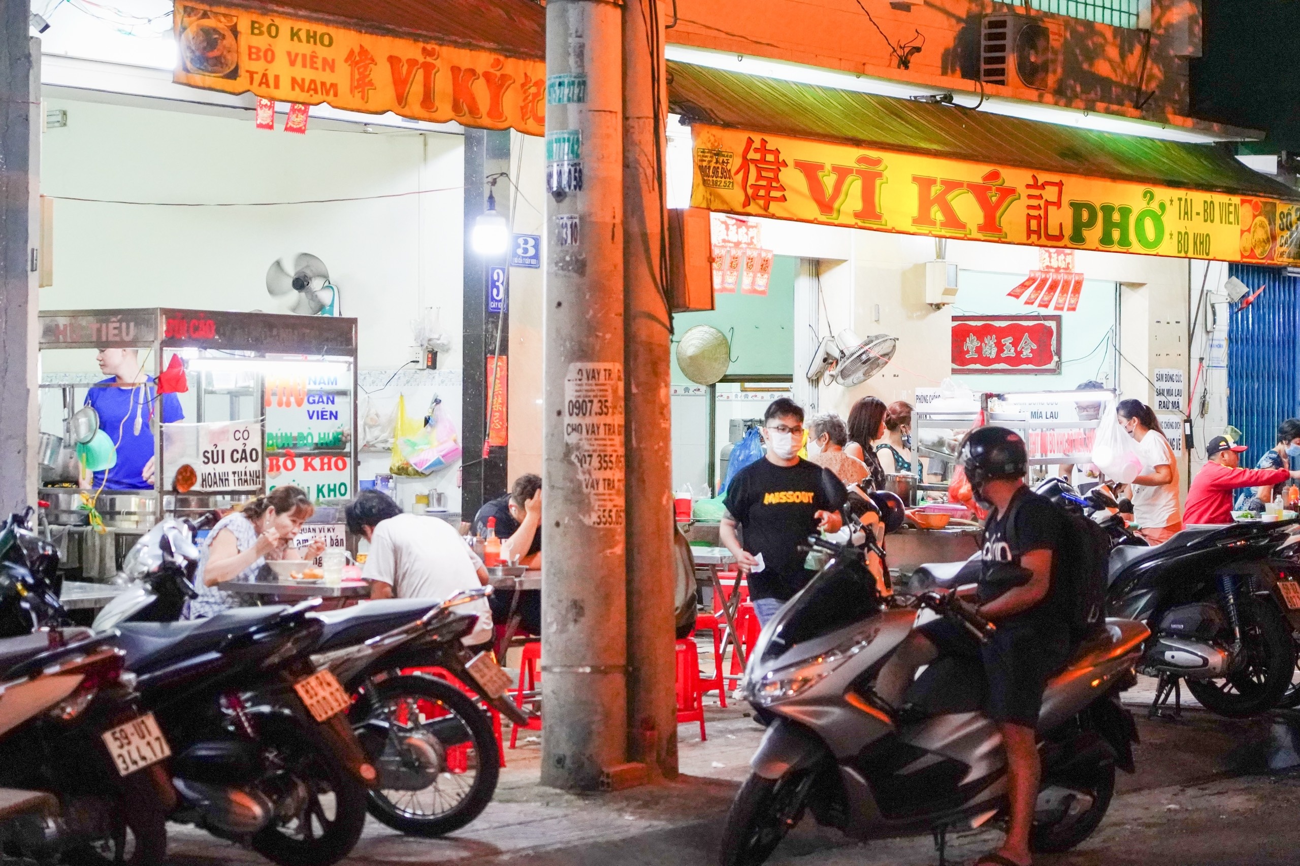 Bat chap lenh cam,  nhieu quan nhau o TP.HCM van dong khach anh 6