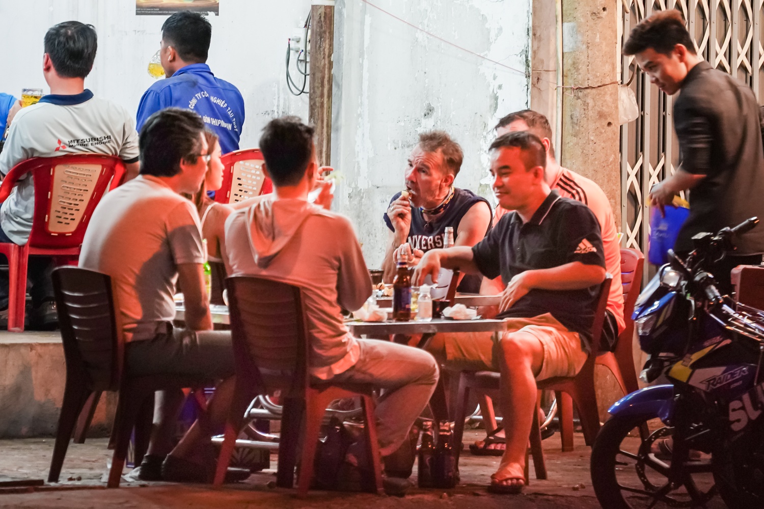 Bat chap lenh cam,  nhieu quan nhau o TP.HCM van dong khach anh 2