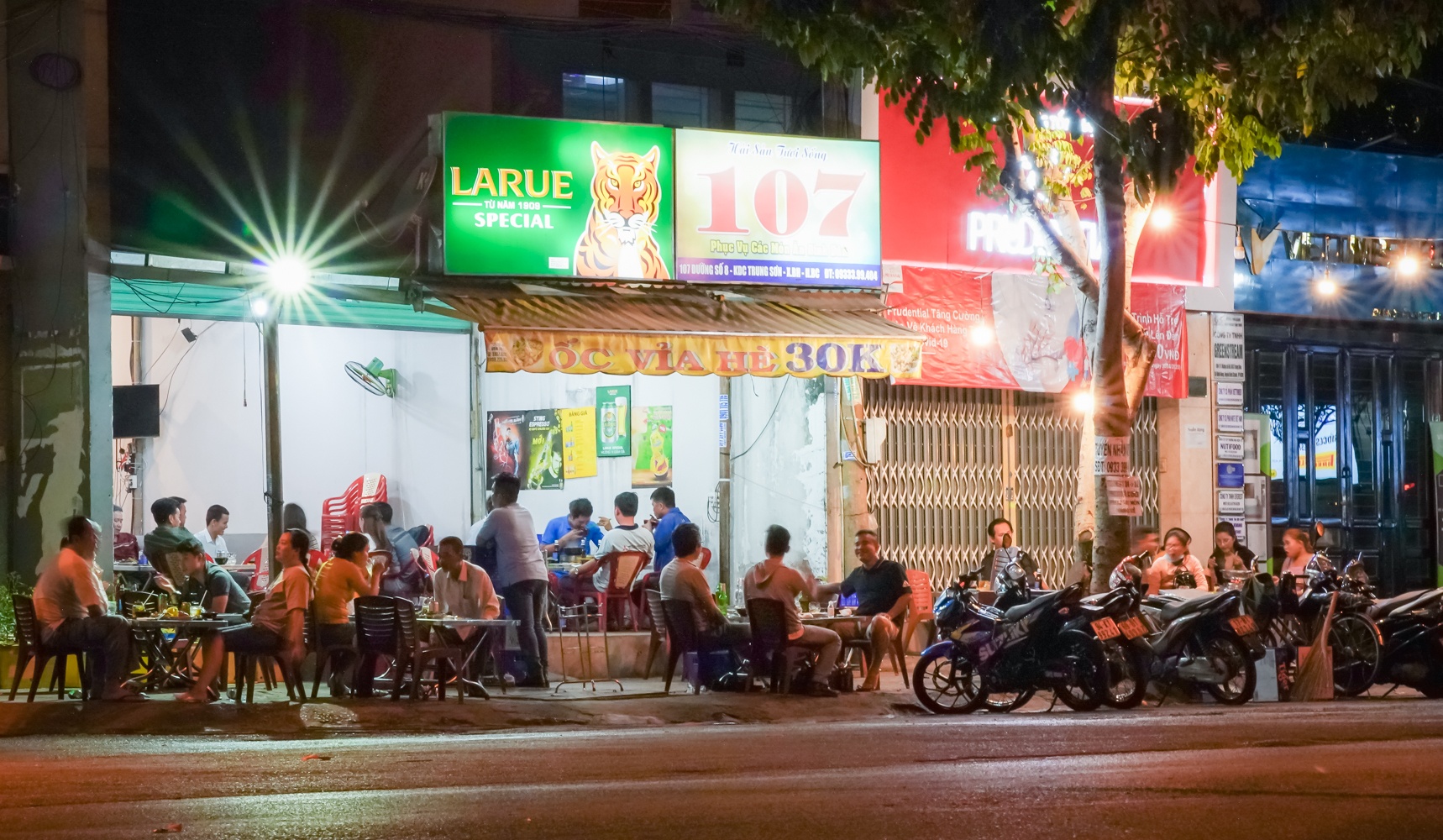 Bat chap lenh cam,  nhieu quan nhau o TP.HCM van dong khach anh 1