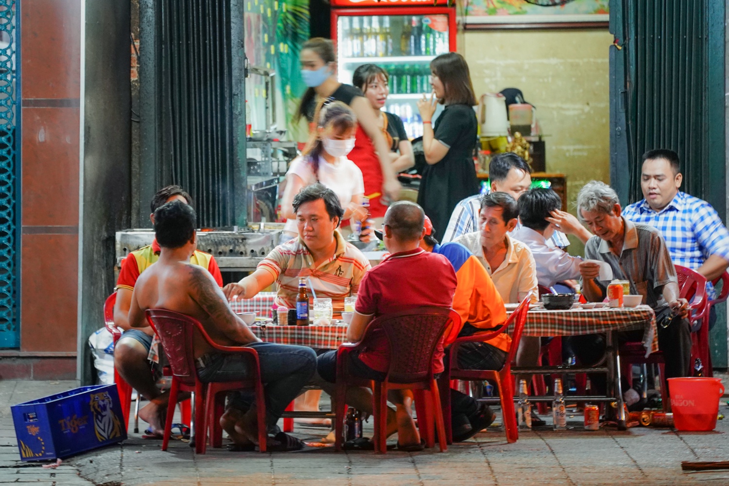 Bat chap lenh cam,  nhieu quan nhau o TP.HCM van dong khach anh 4