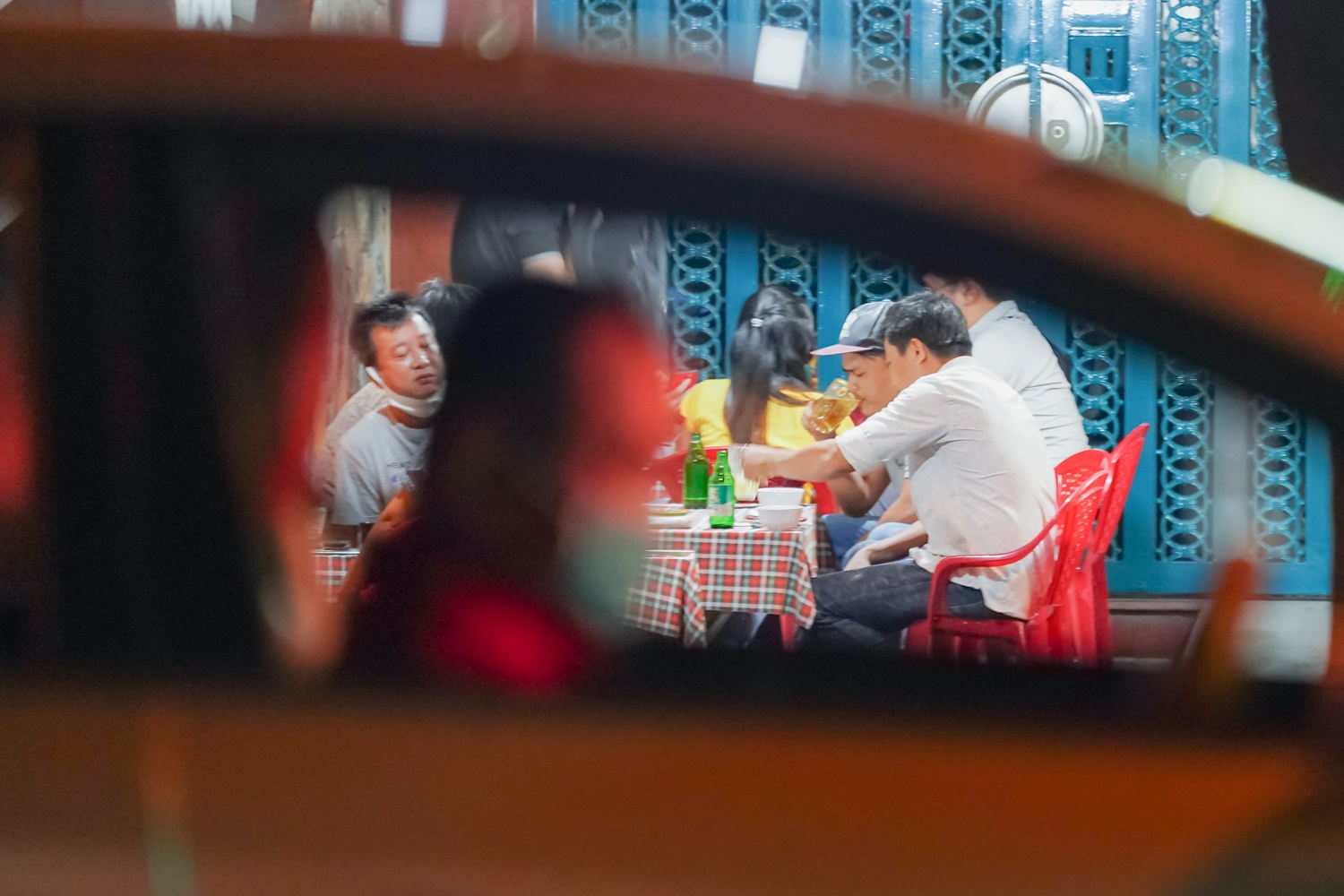 Bat chap lenh cam,  nhieu quan nhau o TP.HCM van dong khach anh 5