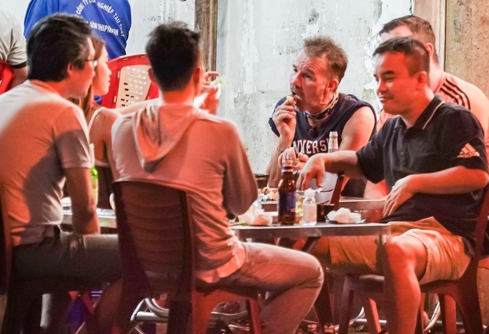 Bat chap lenh cam, nhieu quan nhau o TP.HCM van dong khach hinh anh