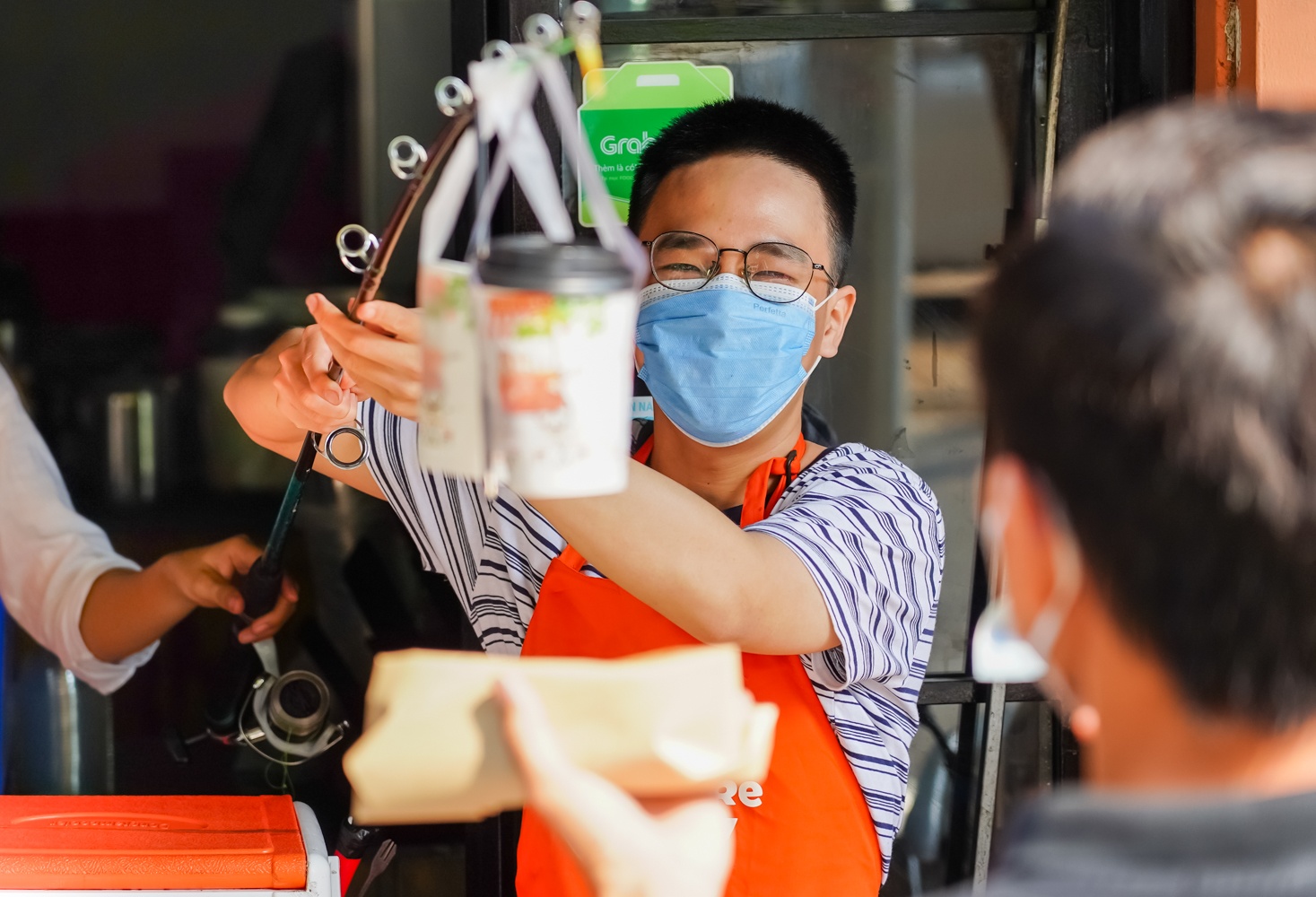 Hang quan o TP.HCM dung can cau thu tien, giao hang de tranh Covid-19 hinh anh