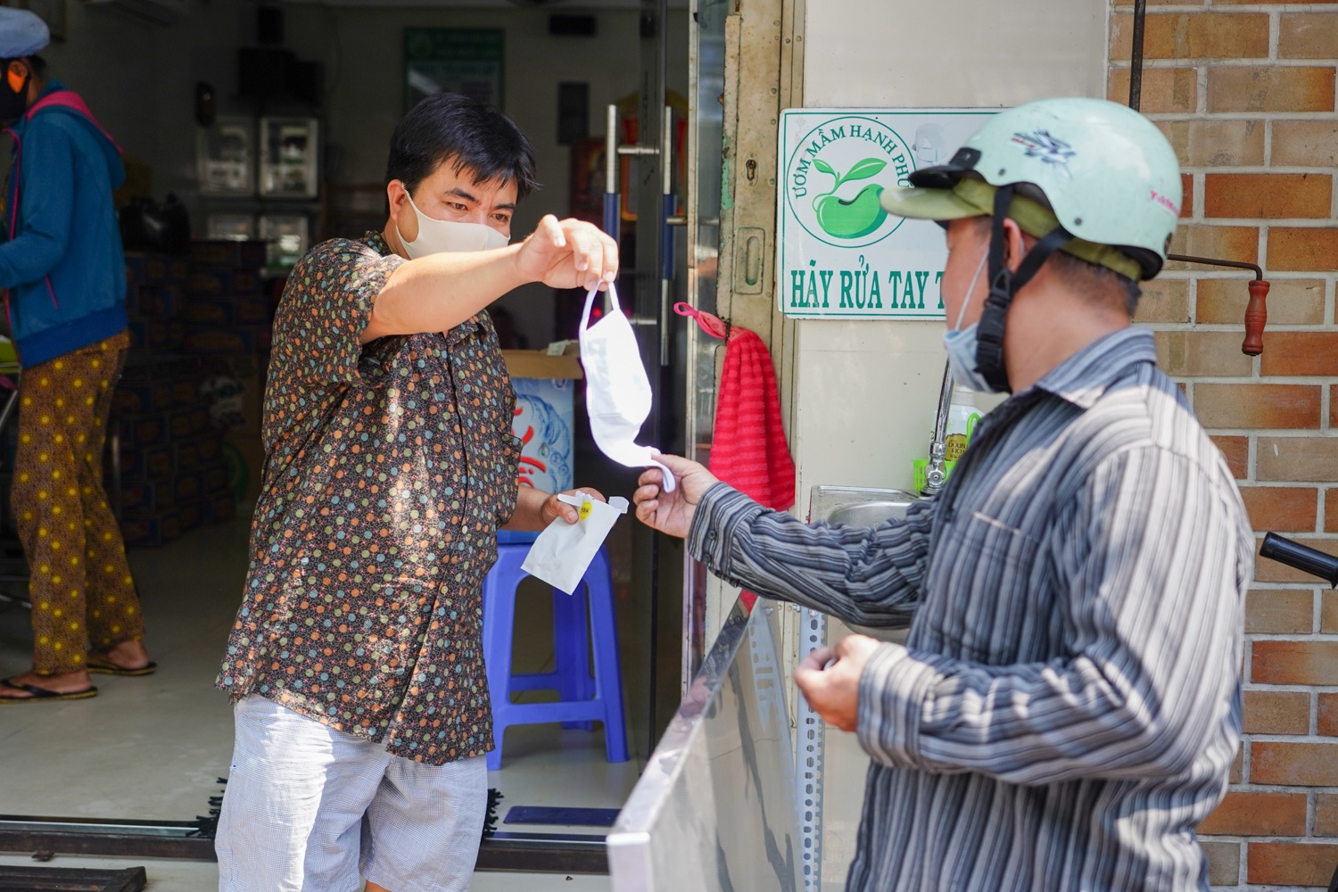 Cach ly xa hoi toan quoc anh 8