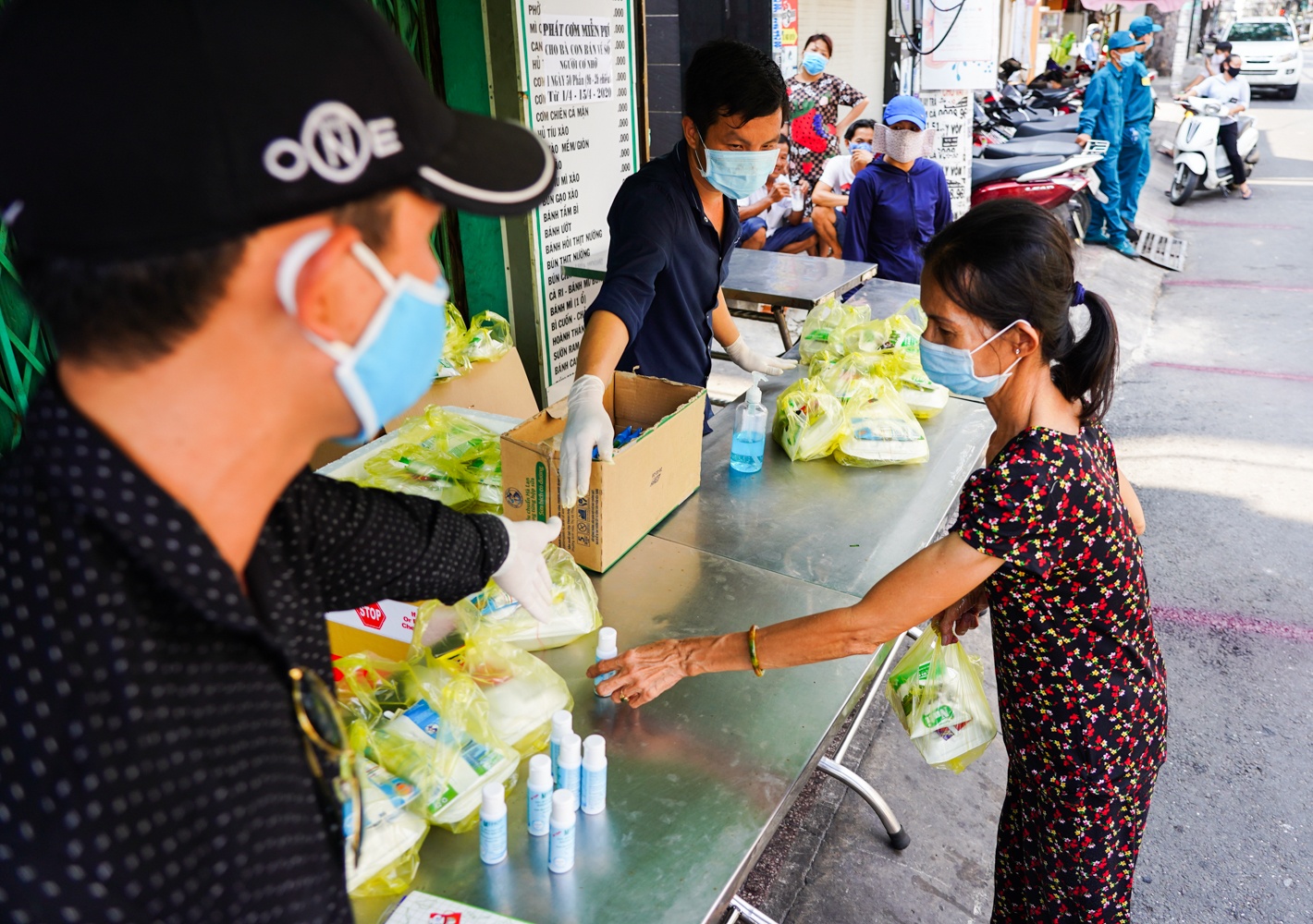 Hon 1.000 suat com tu thien den tay nguoi bi anh huong boi dich hinh anh