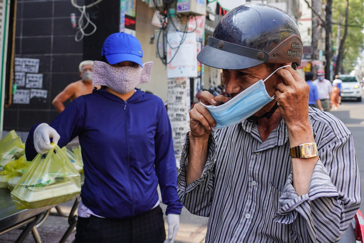 Com tu thien cho nhung nguoi mat viec vi dich Covid-19 anh 4