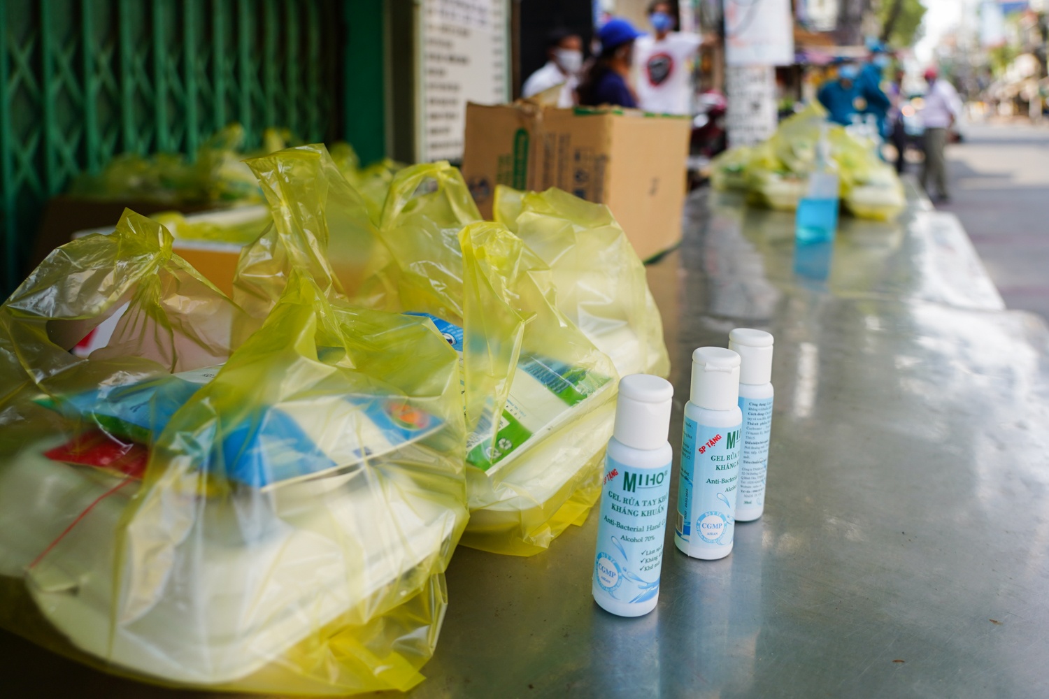 Com tu thien cho nhung nguoi mat viec vi dich Covid-19 anh 10