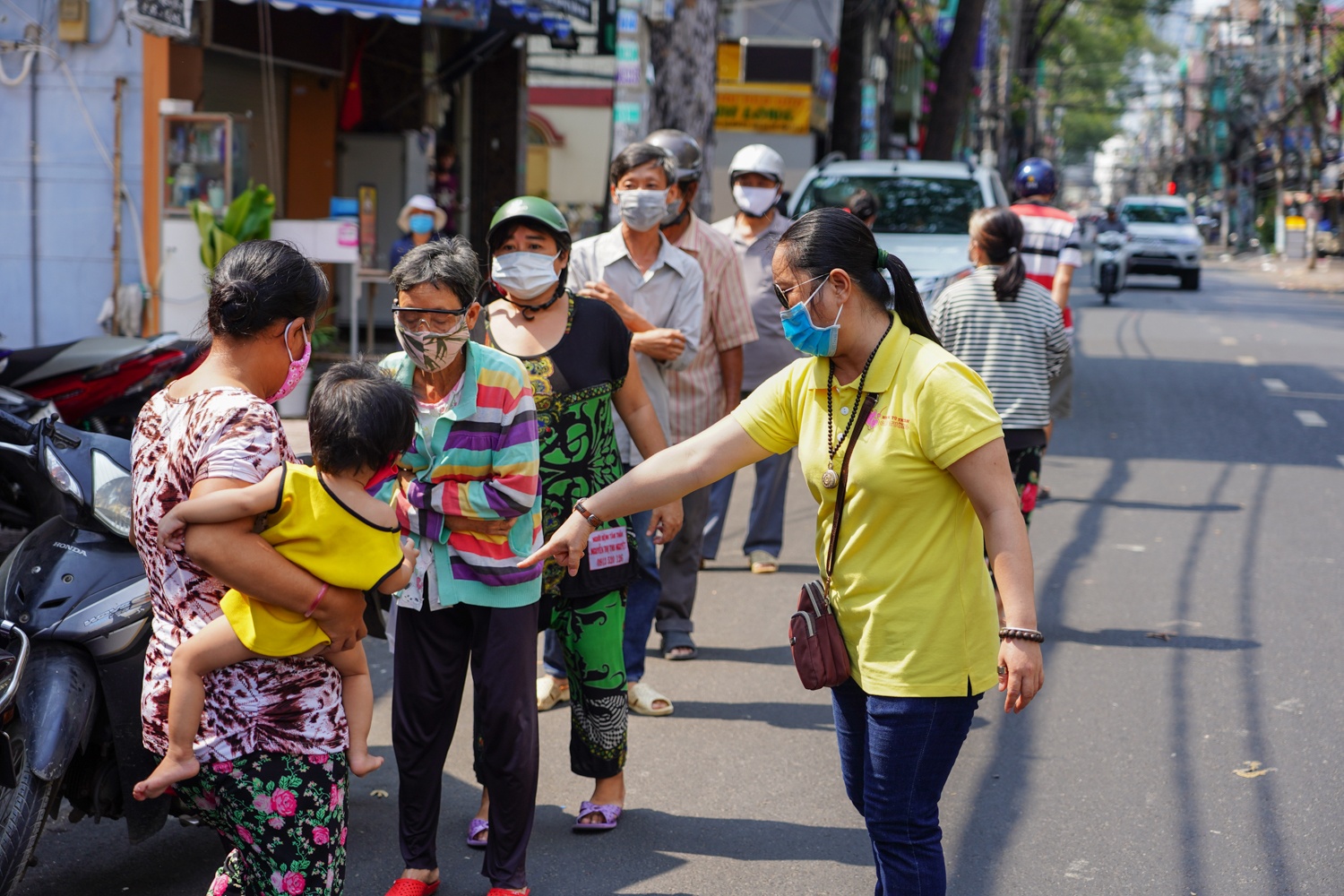 Com tu thien cho nhung nguoi mat viec vi dich Covid-19 anh 6
