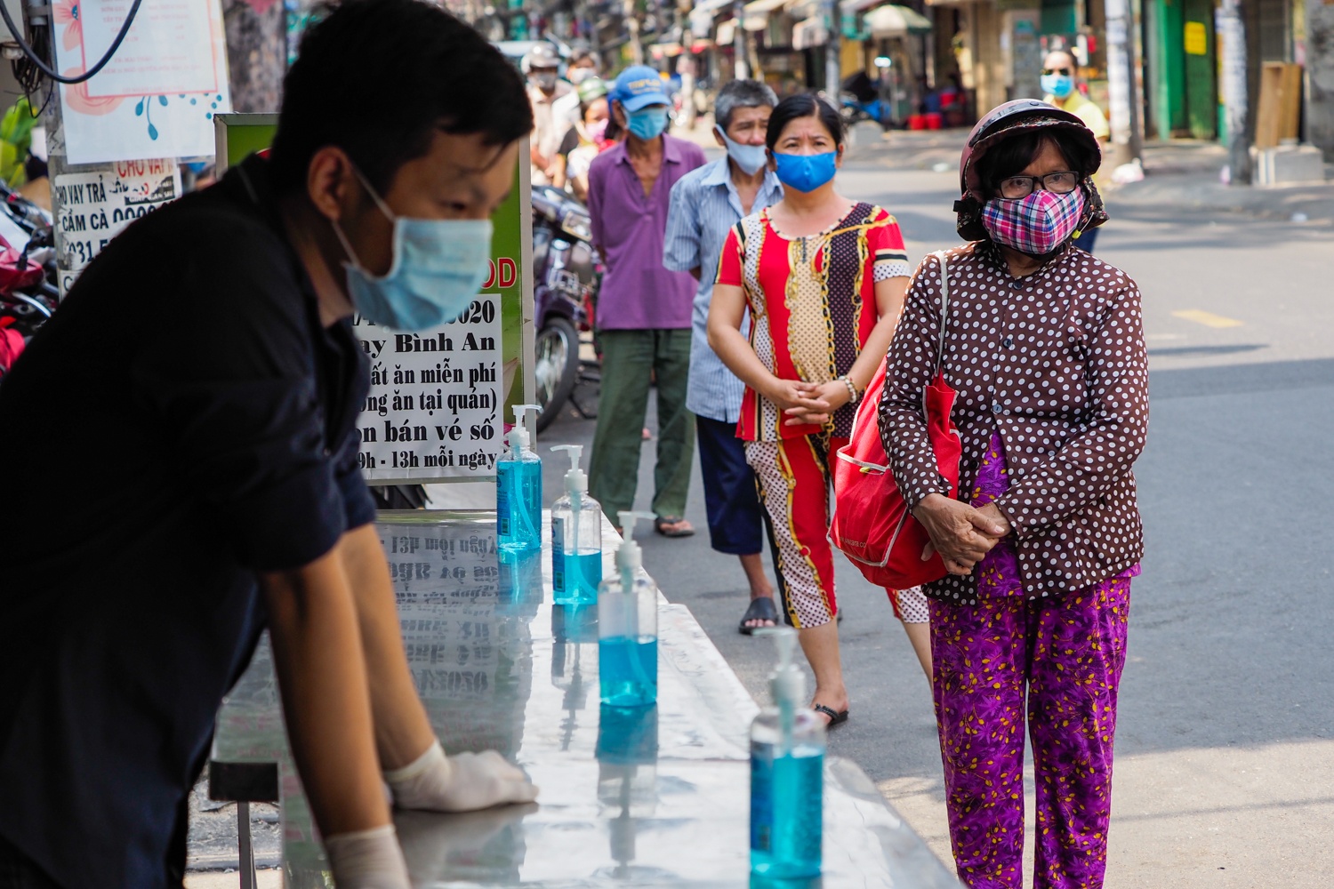 Com tu thien cho nhung nguoi mat viec vi dich Covid-19 anh 2