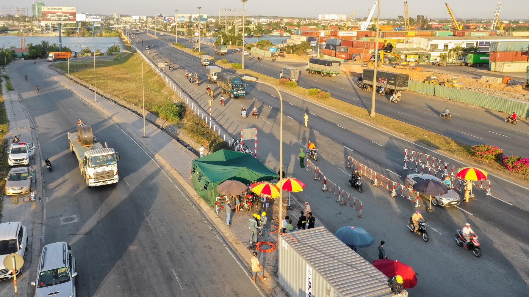 Nguoi co than nhiet cao bi giu lai o cua ngo TP.HCM anh 8