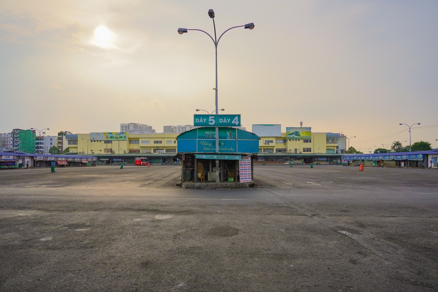 Ben xe trong ngay gian cach xa hoi anh 3