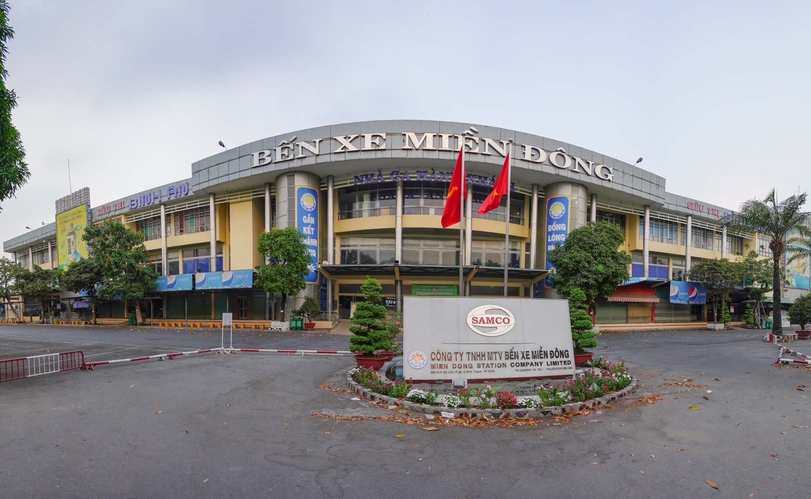 Ben xe trong ngay gian cach xa hoi anh 1