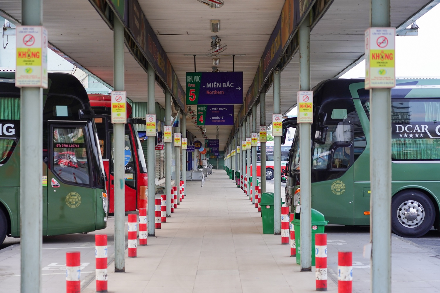 Ben xe trong ngay gian cach xa hoi anh 4