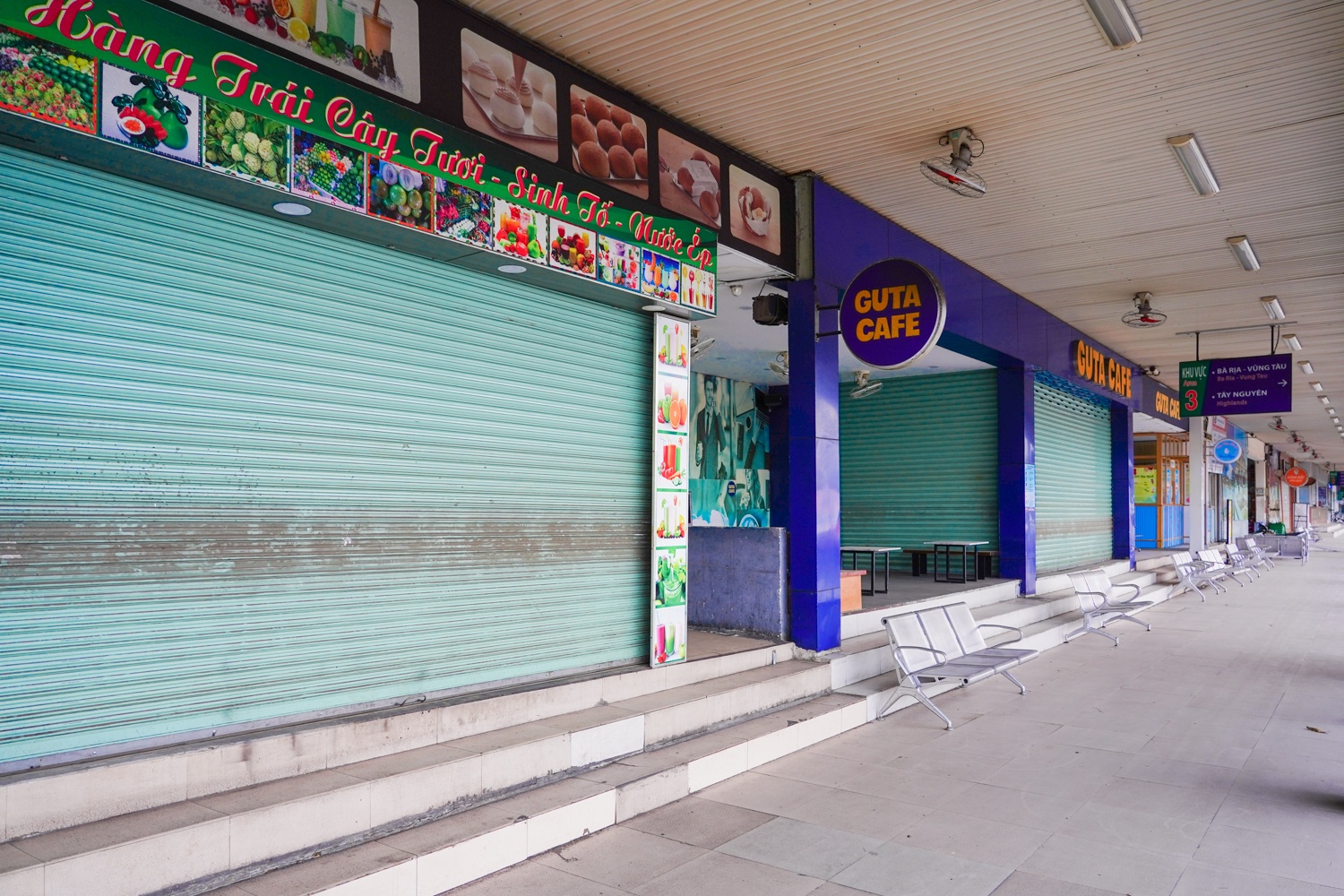 Ben xe trong ngay gian cach xa hoi anh 5