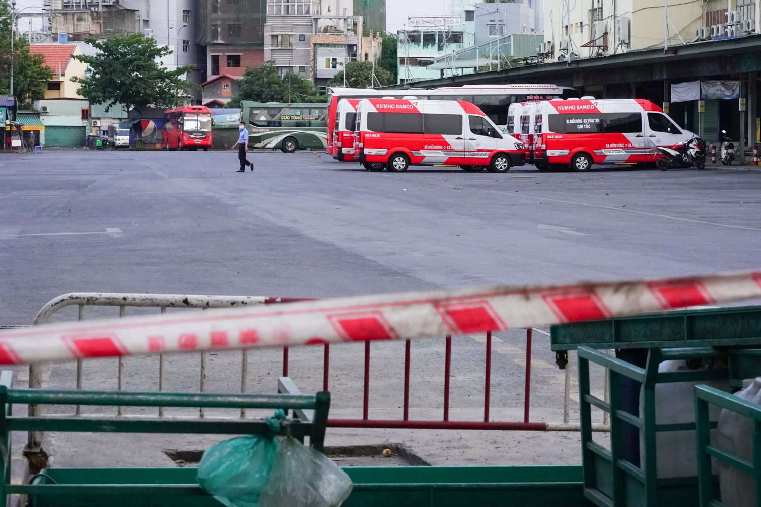 Ben xe trong ngay gian cach xa hoi anh 7