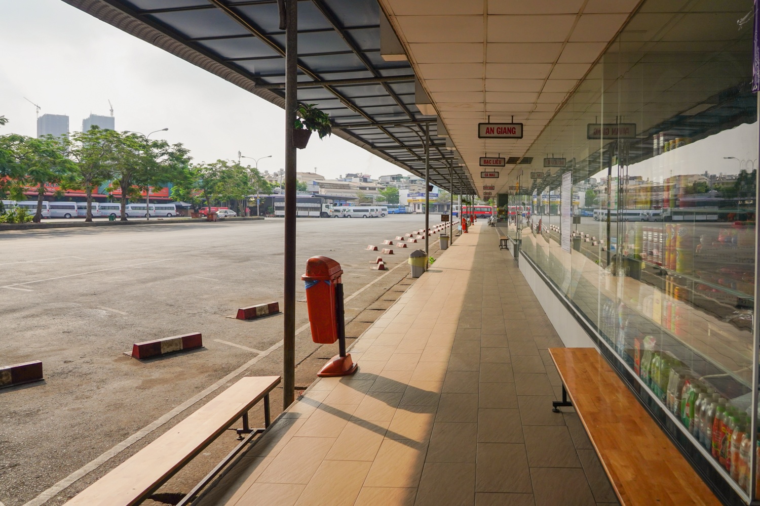 Ben xe trong ngay gian cach xa hoi anh 11