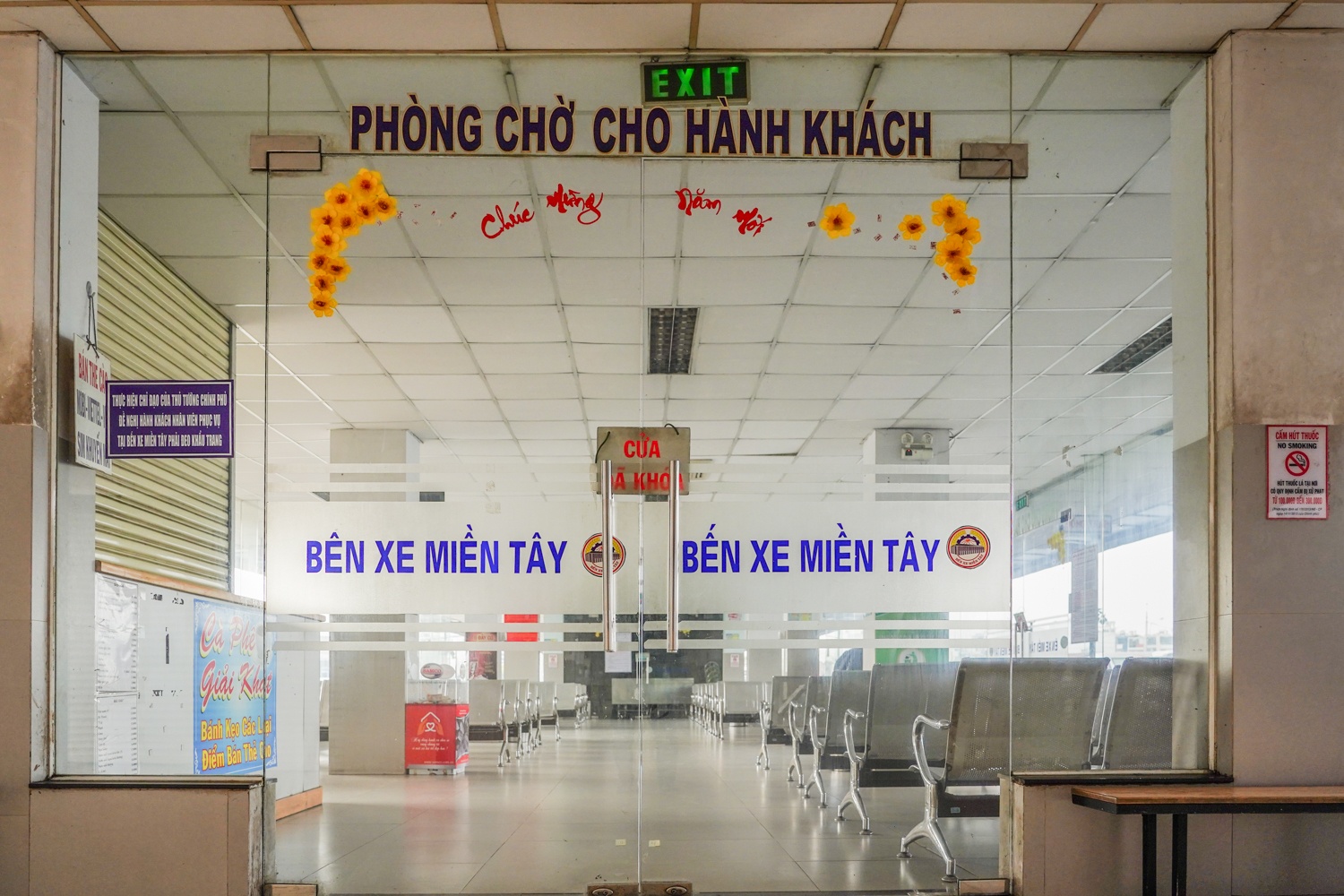 Ben xe trong ngay gian cach xa hoi anh 10