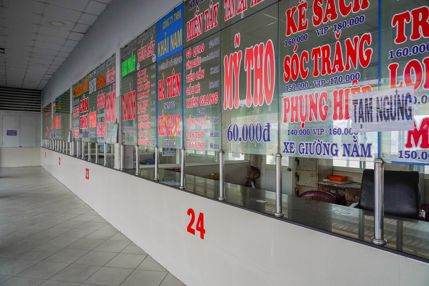 Ben xe trong ngay gian cach xa hoi anh 9