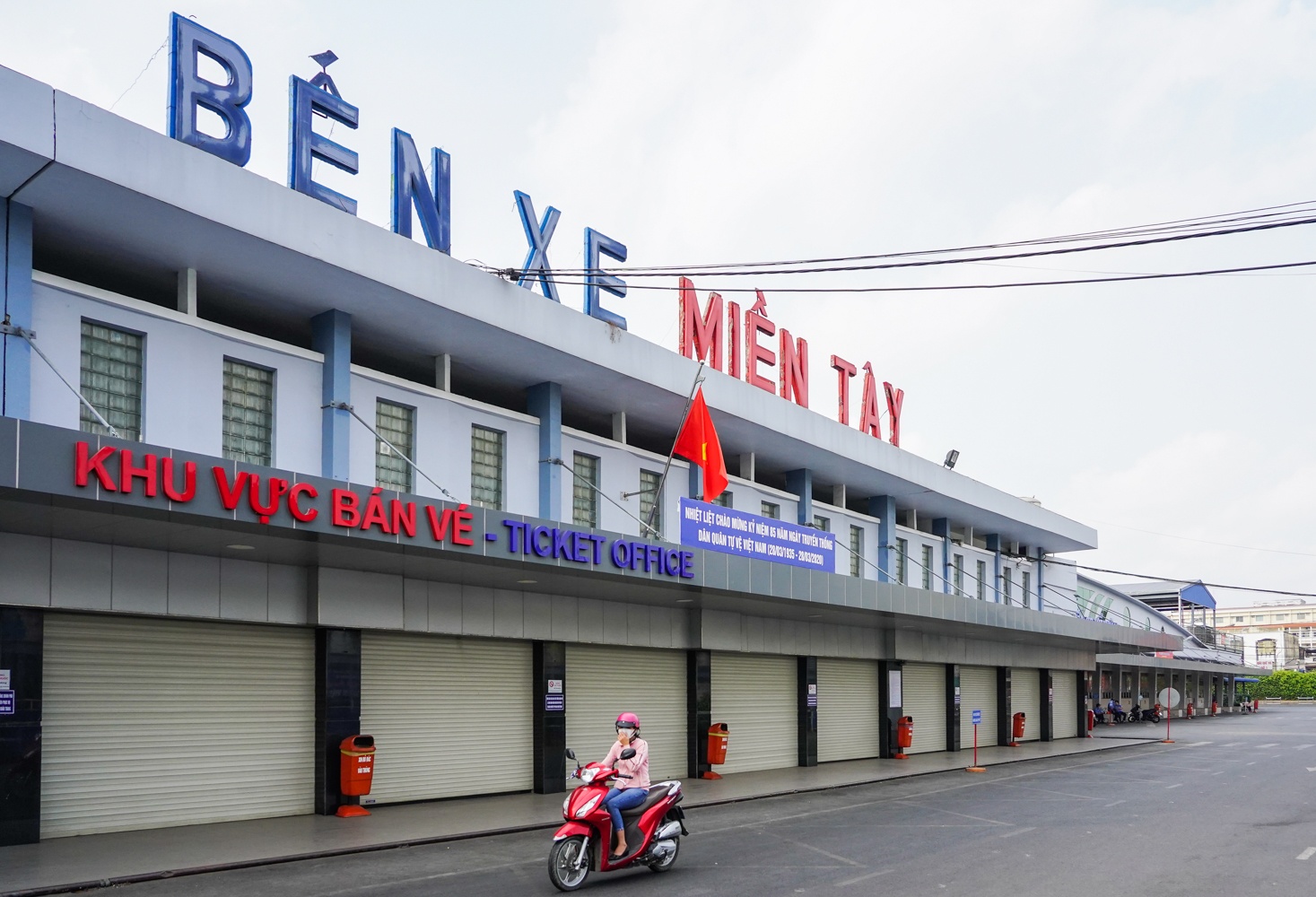 Ben xe trong ngay gian cach xa hoi anh 8