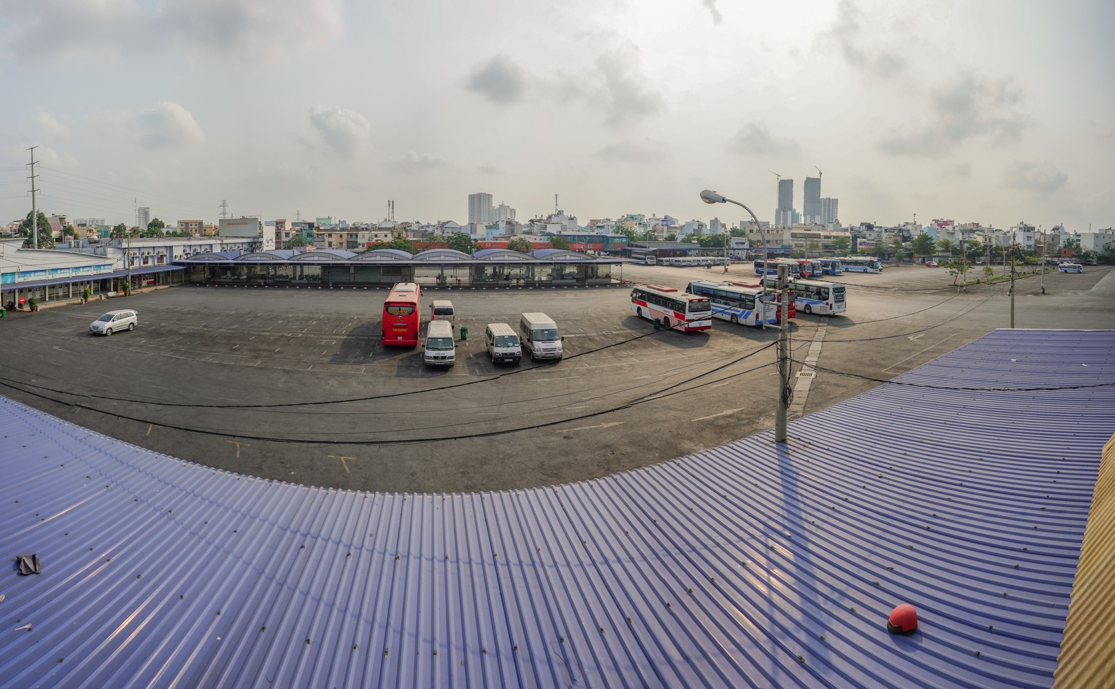 Ben xe trong ngay gian cach xa hoi anh 12