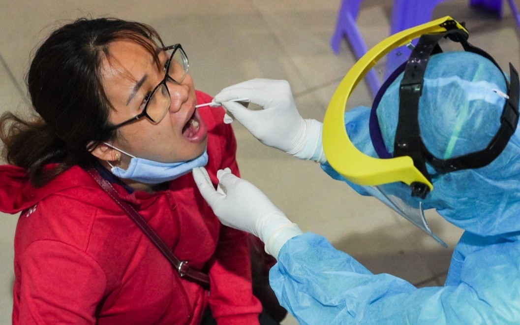 Xet nghiem Covid-19 cho tat ca hanh khach den ga Sai Gon hinh anh