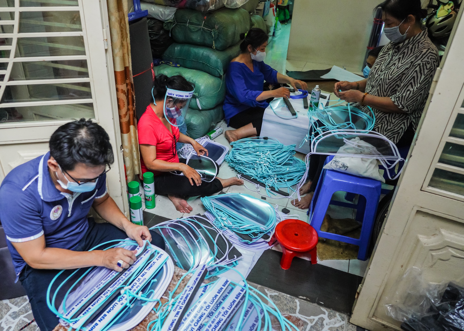 mat na chong dich covid-19 anh 2