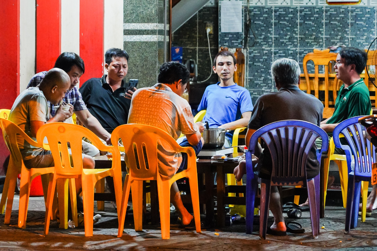 Tu tap an nhau tren via he TP.HCM hinh anh